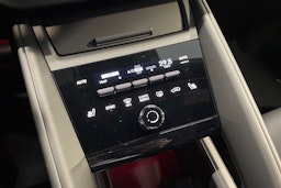 met. musta Porsche Macan 2026 kuva 16.