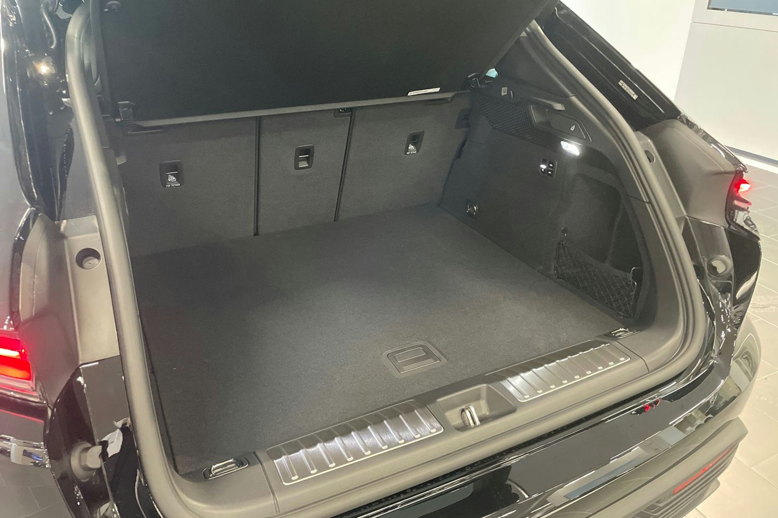 met. musta Porsche Macan 2026 kuva 18.