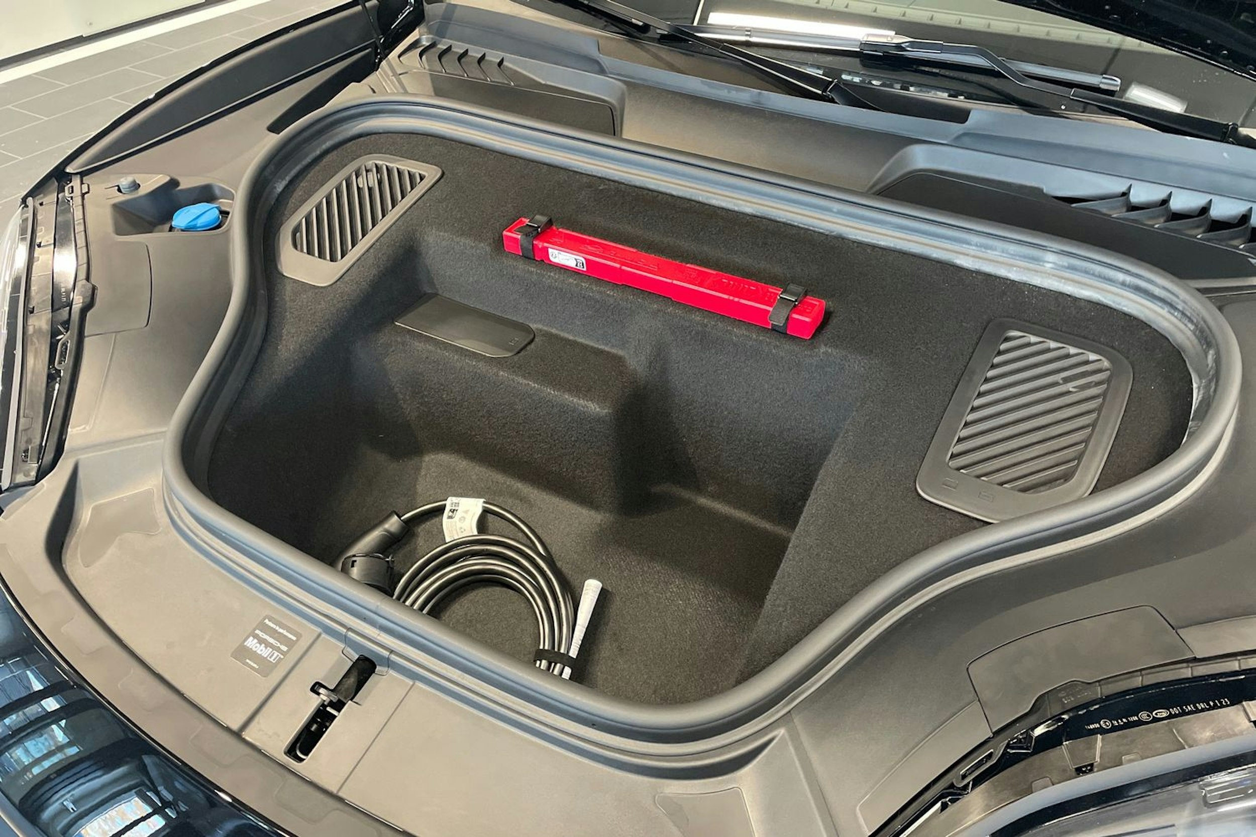 met. musta Porsche Macan 2026 kuva 19.