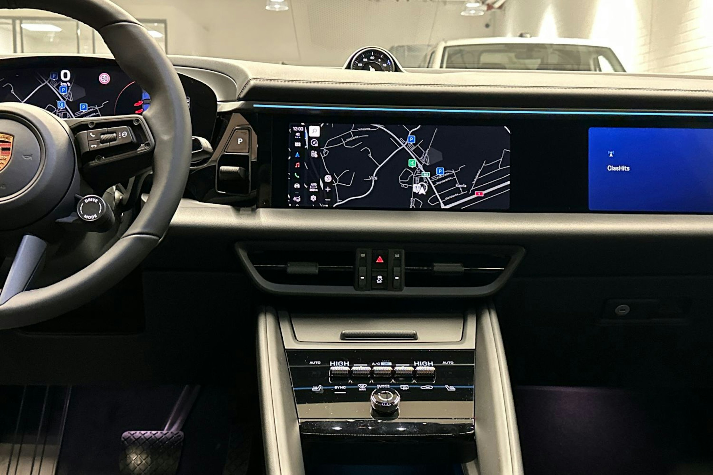 sininen Porsche Macan 2026 kuva 13.