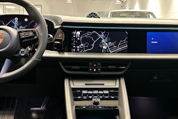 sininen Porsche Macan 2026 kuva 13.