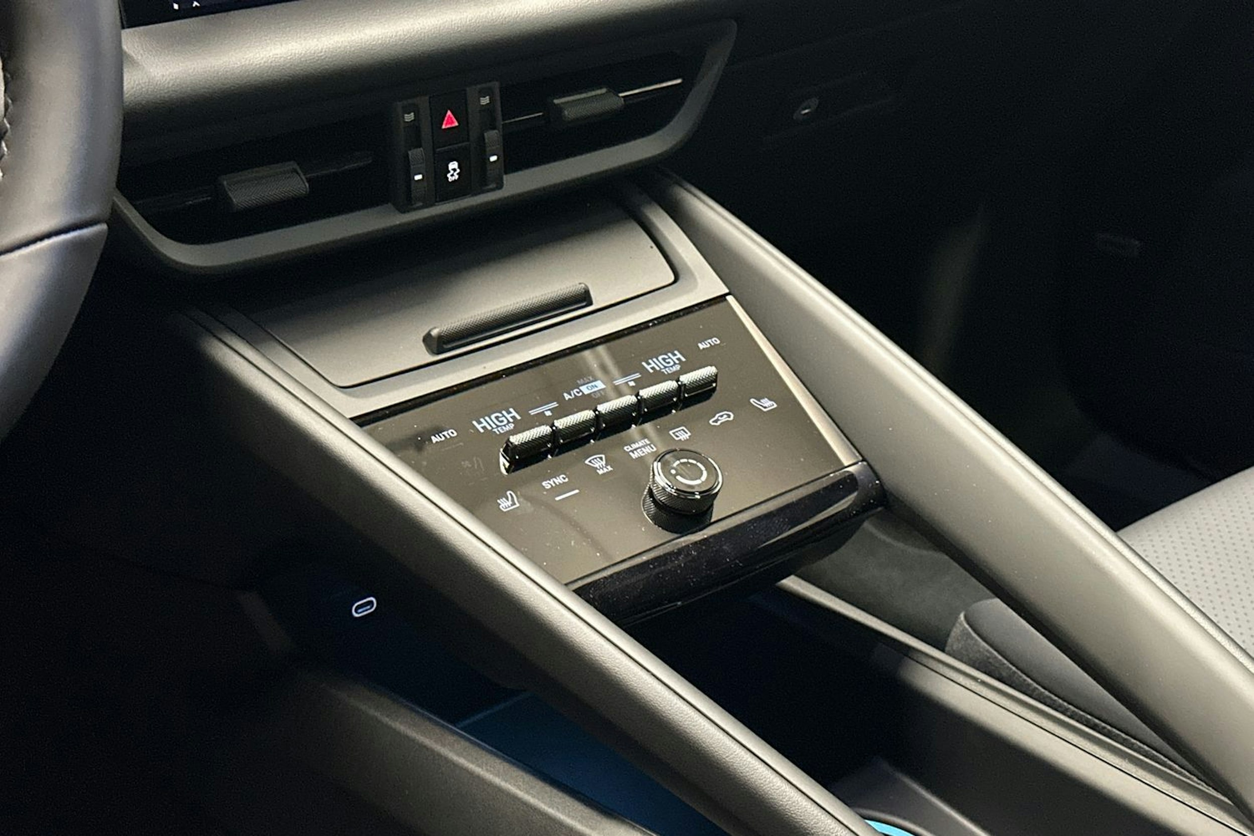 sininen Porsche Macan 2026 kuva 14.