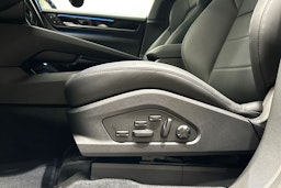 sininen Porsche Macan 2026 kuva 15.