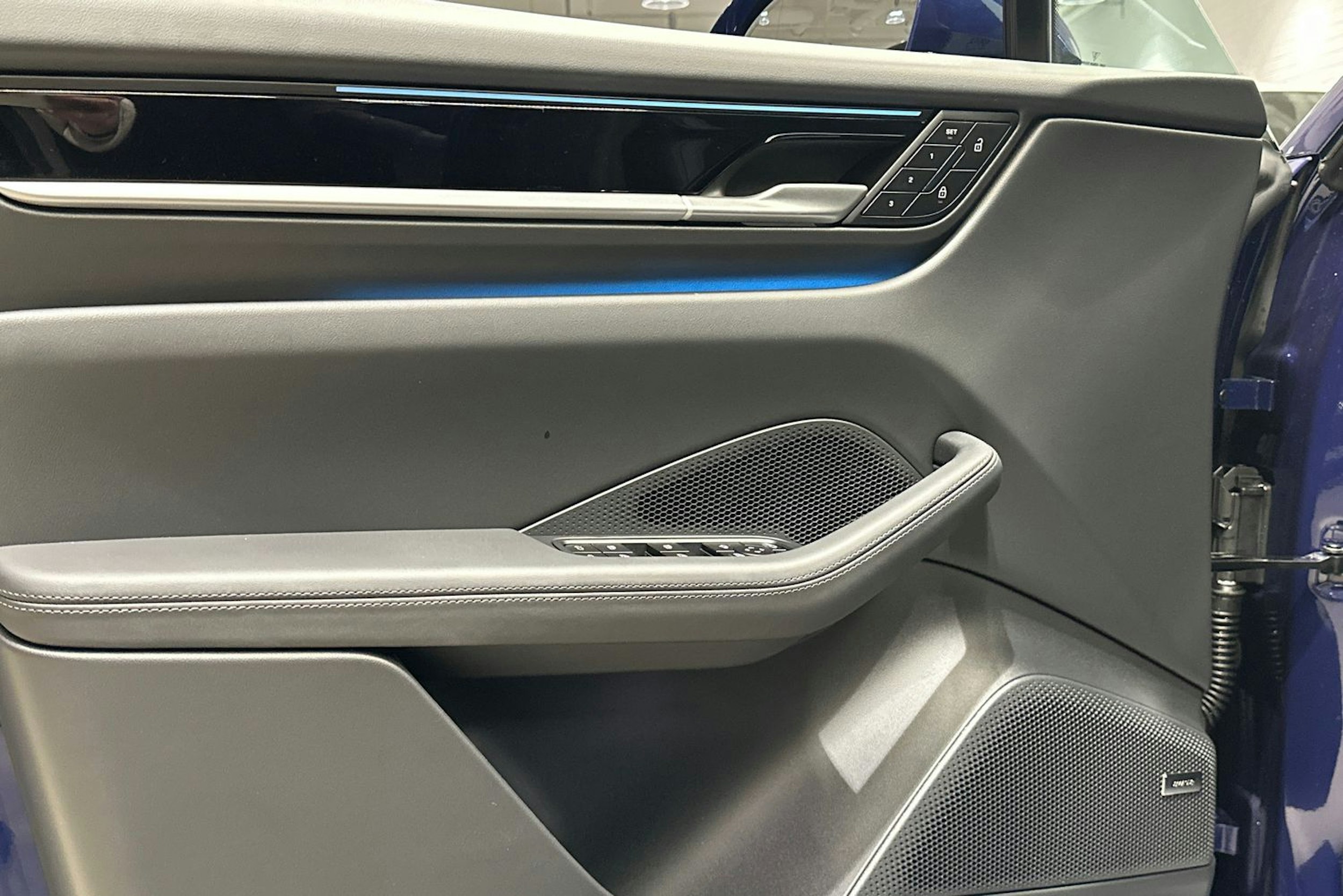 sininen Porsche Macan 2026 kuva 18.