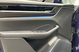 sininen Porsche Macan 2026 kuva 18.