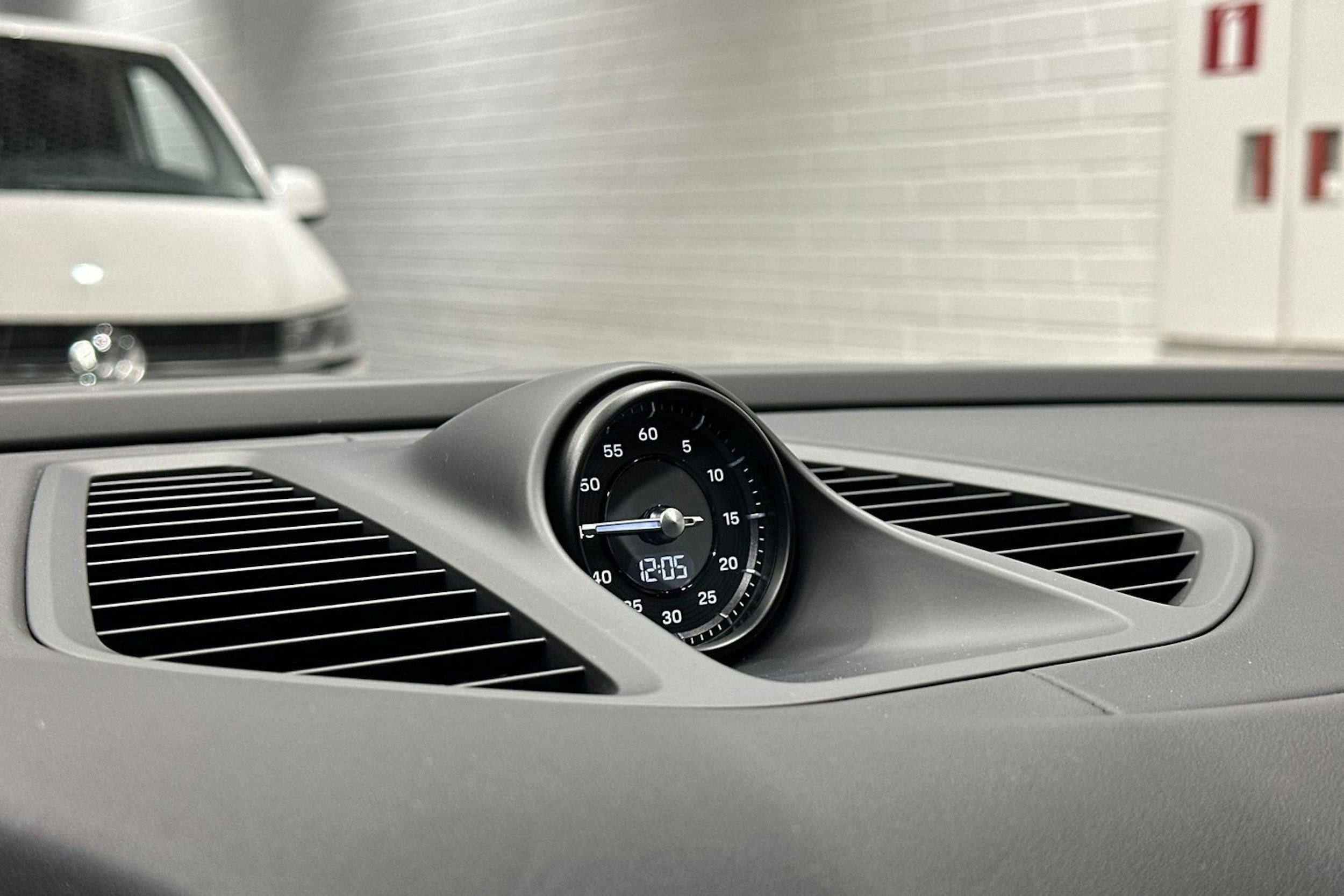 sininen Porsche Macan 2026 kuva 22.