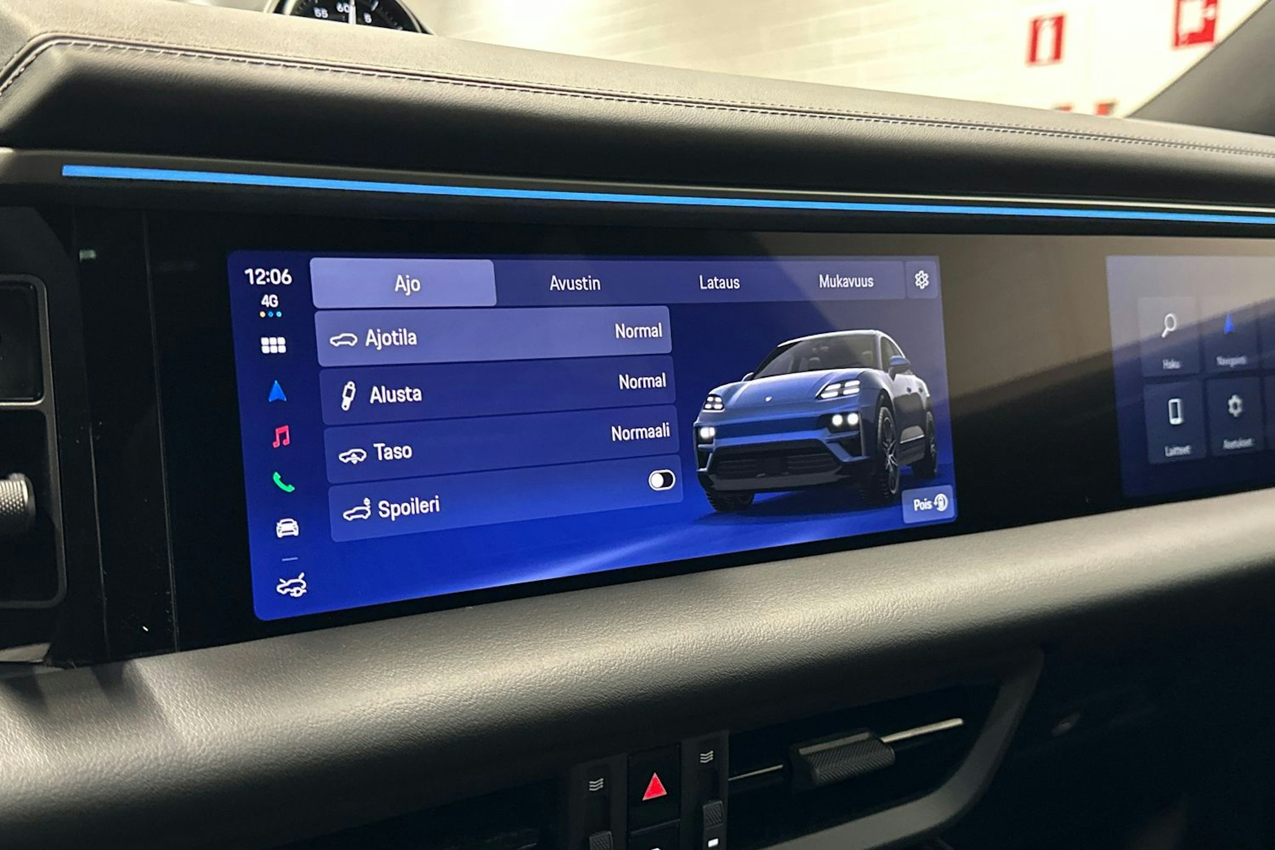 sininen Porsche Macan 2026 kuva 23.