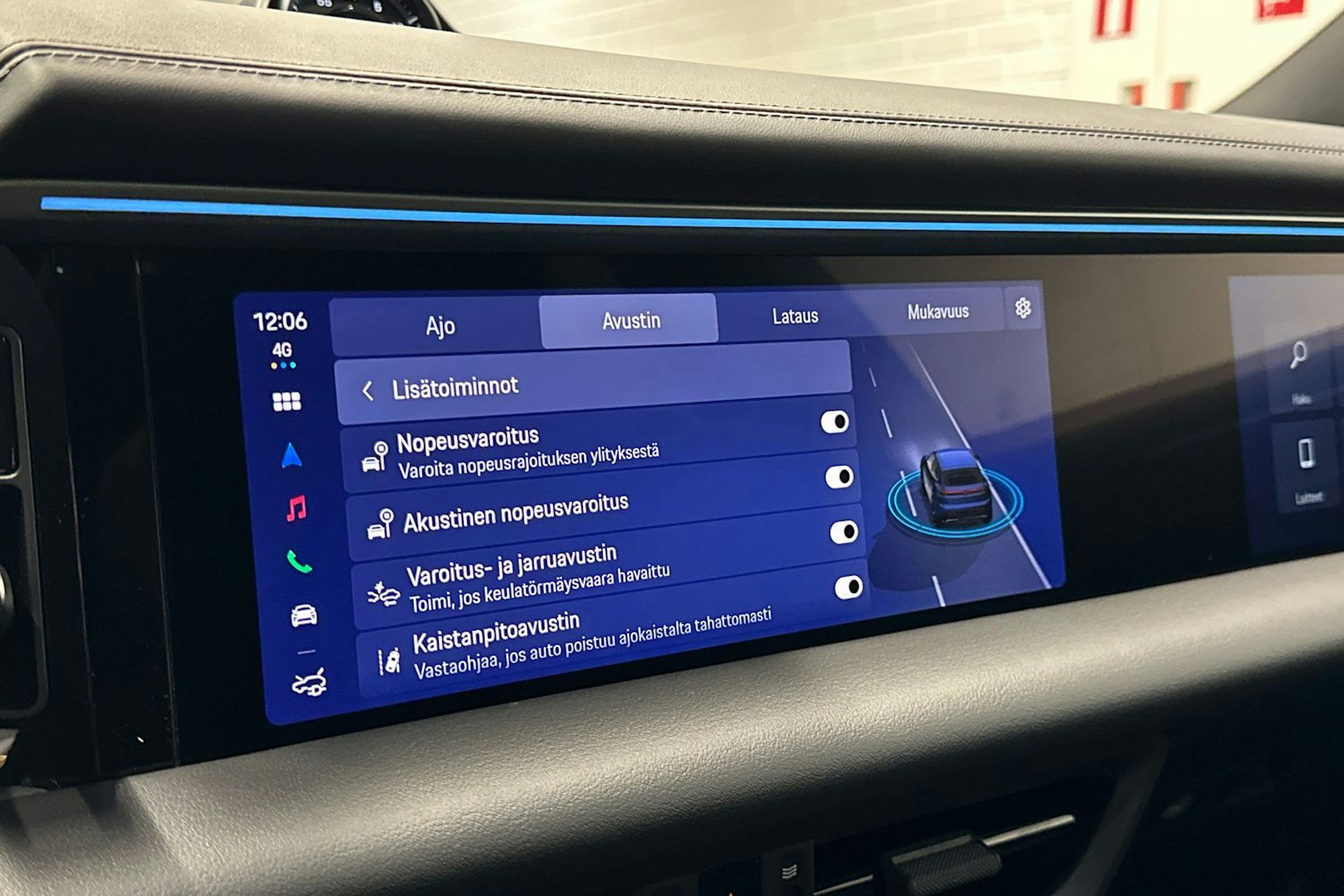 sininen Porsche Macan 2026 kuva 24.