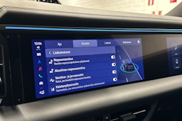 sininen Porsche Macan 2026 kuva 24.