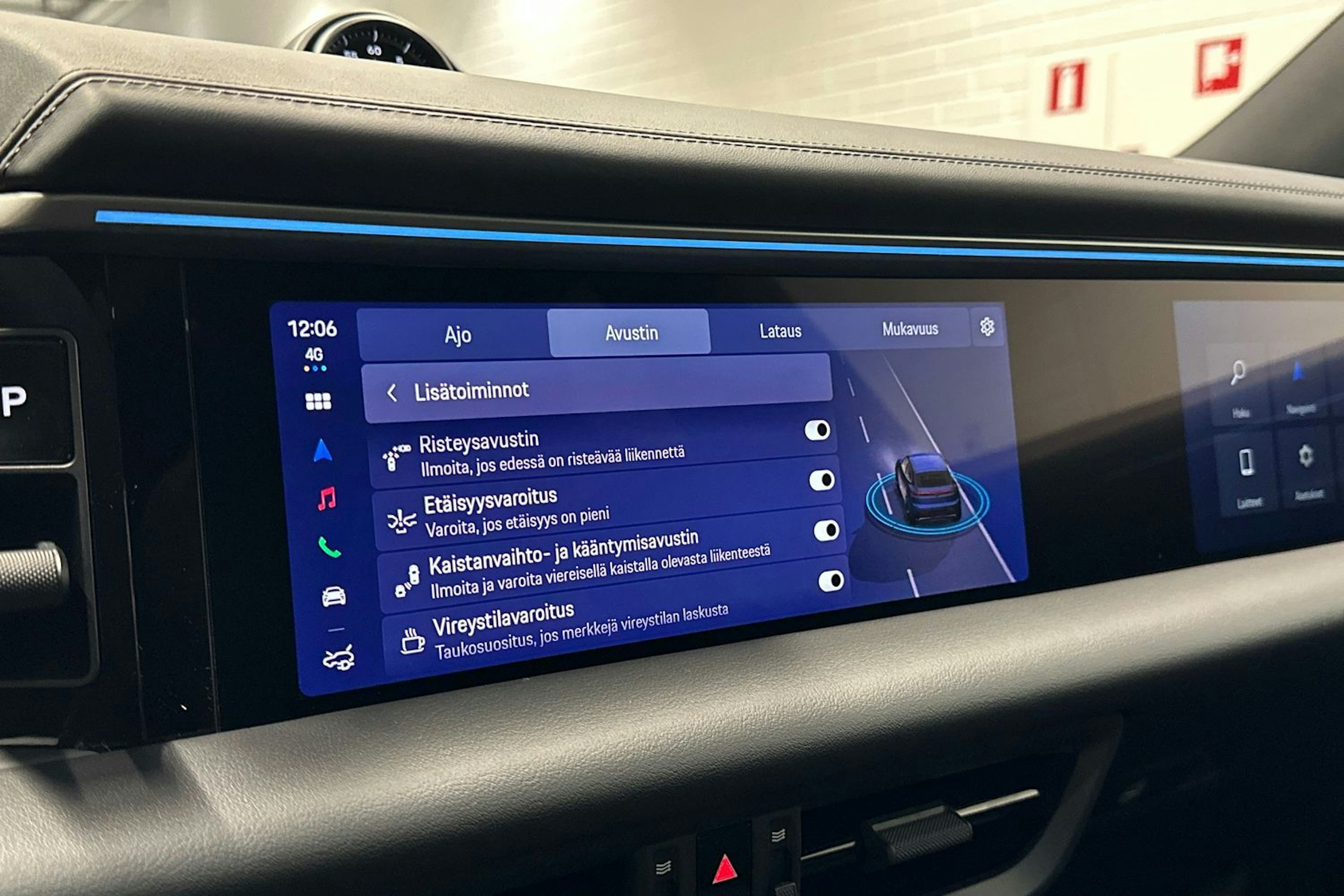 sininen Porsche Macan 2026 kuva 26.