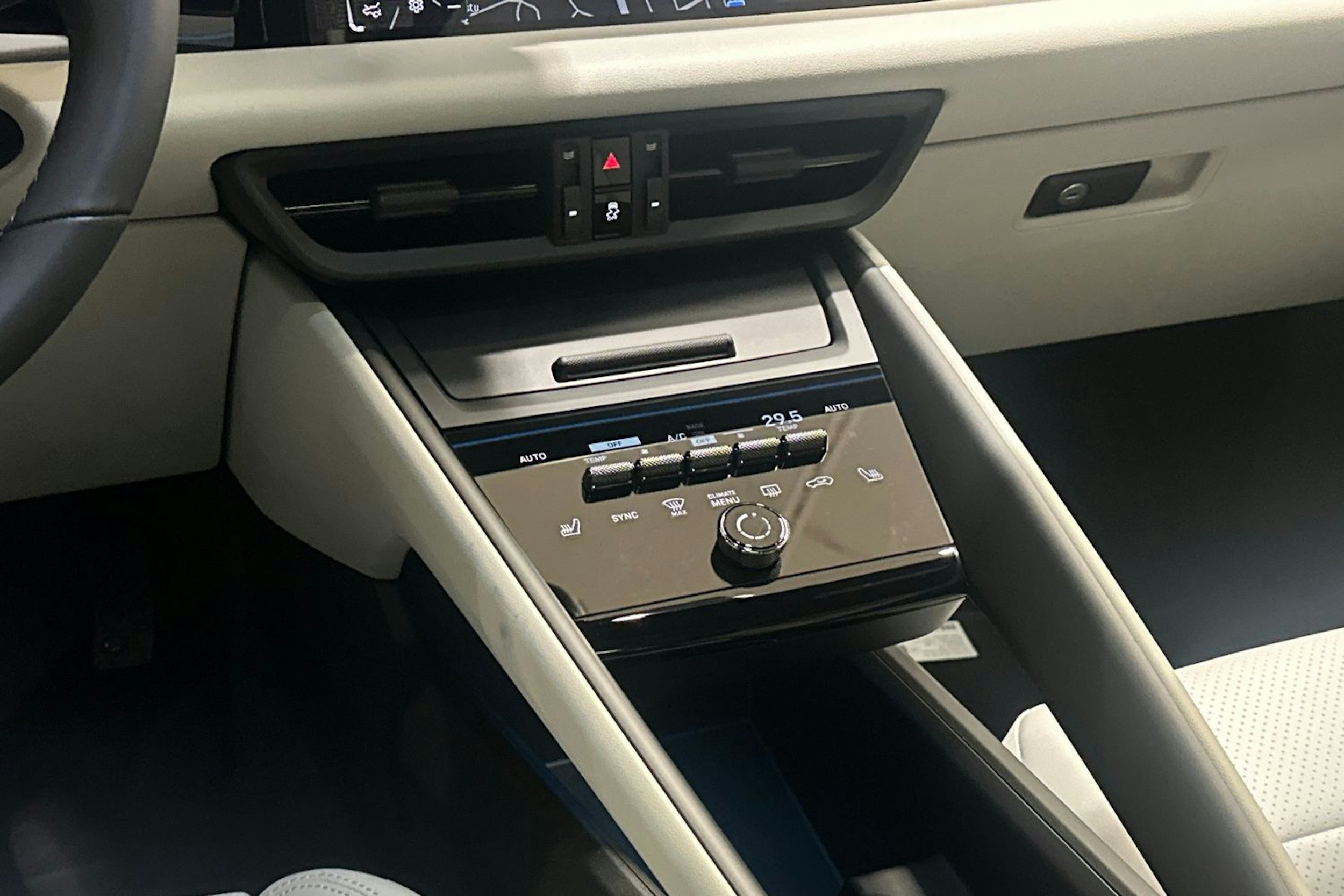 vihreä Porsche Macan 2026 kuva 15.