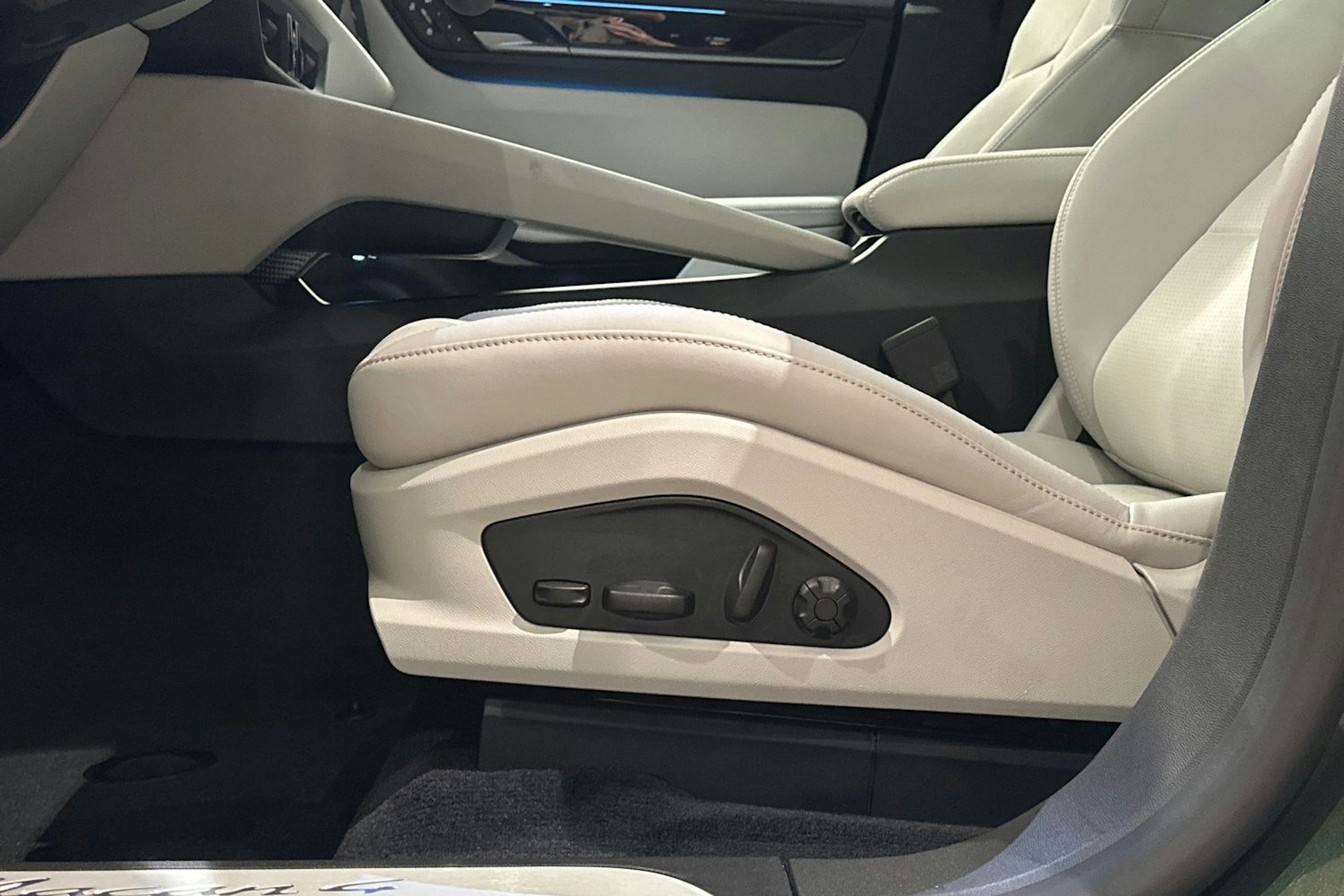 vihreä Porsche Macan 2026 kuva 16.