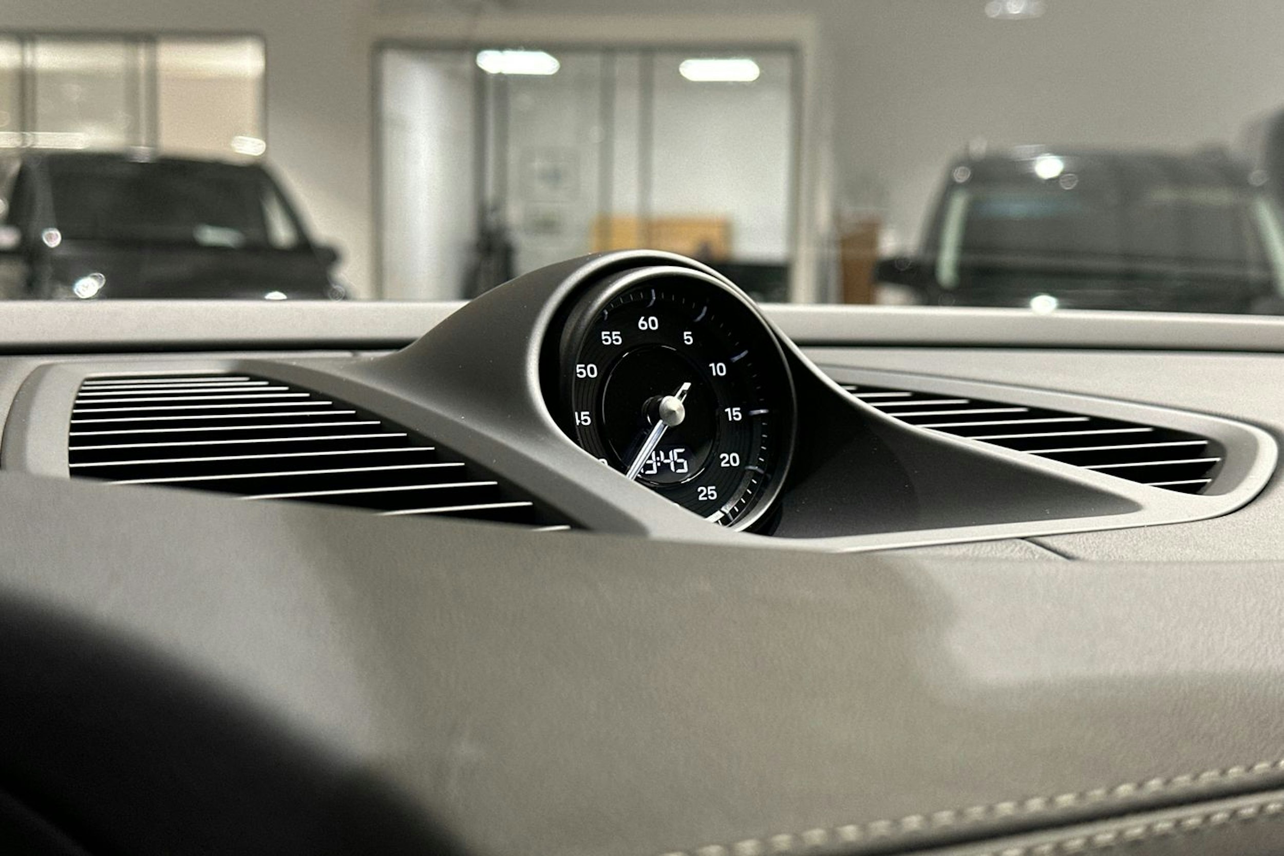 vihreä Porsche Macan 2026 kuva 21.