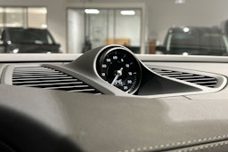 vihreä Porsche Macan 2026 kuva 21.