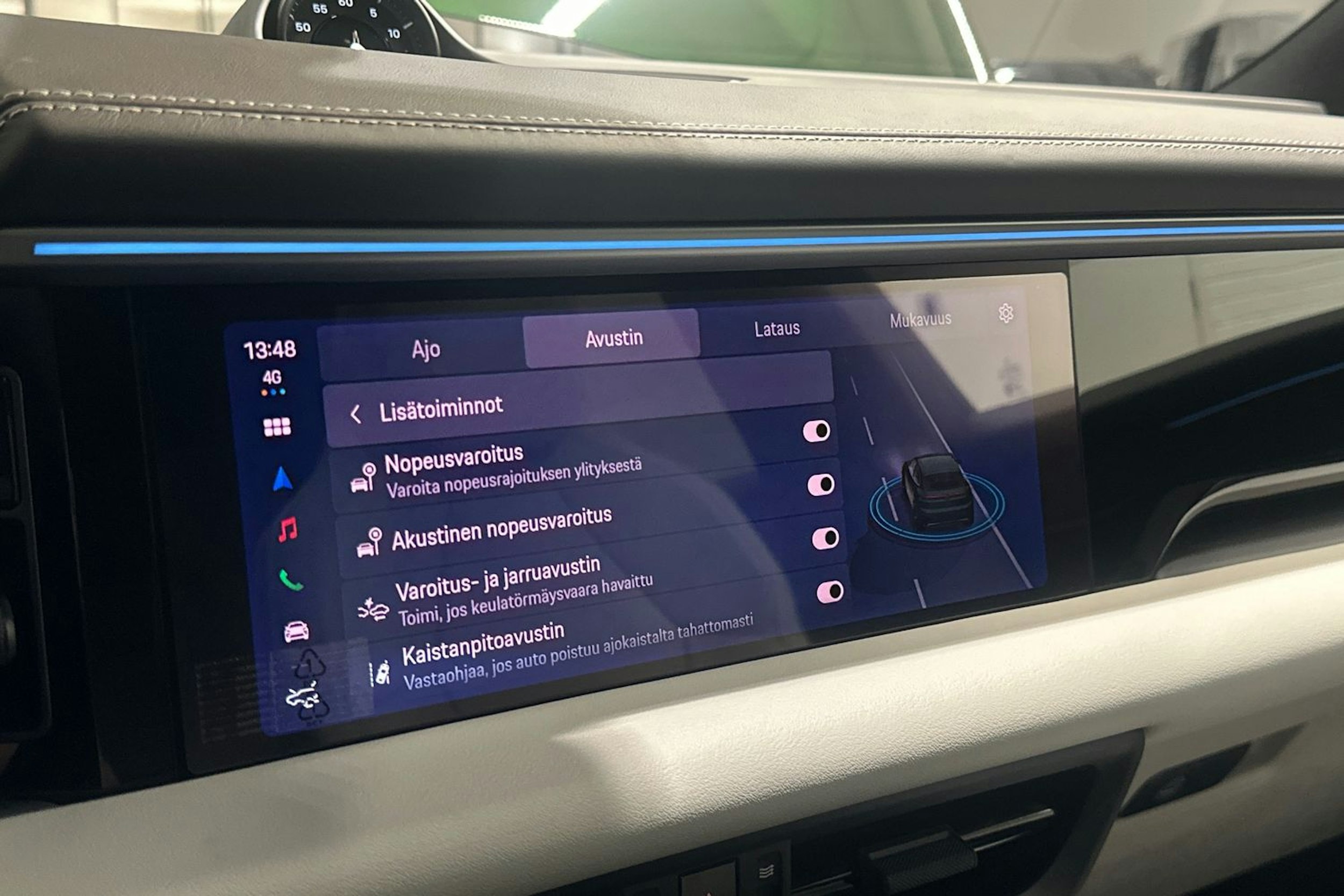 vihreä Porsche Macan 2026 kuva 28.