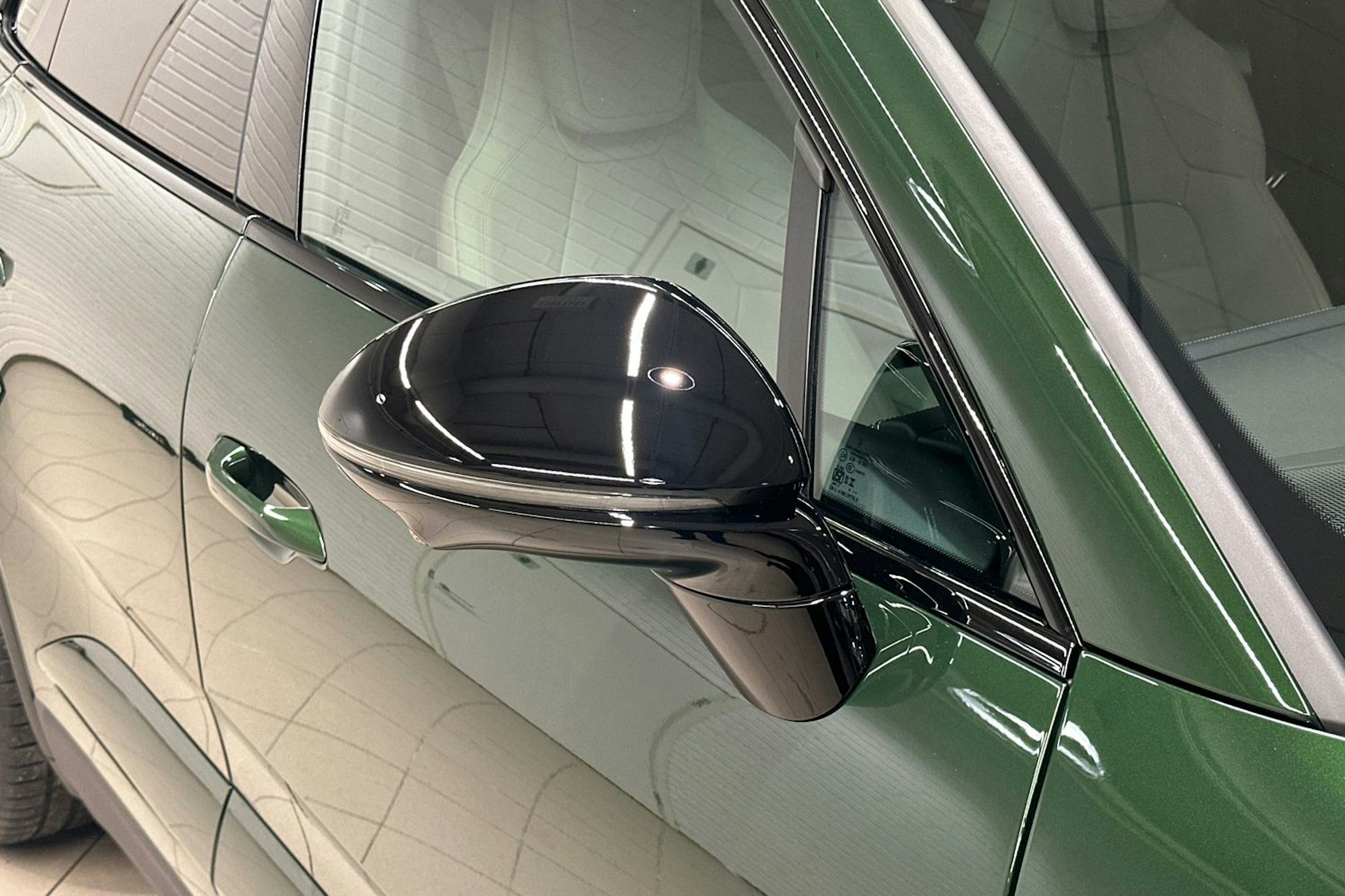 vihreä Porsche Macan 2026 kuva 29.