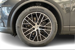 met. harmaa Porsche Macan 2026 kuva 9.