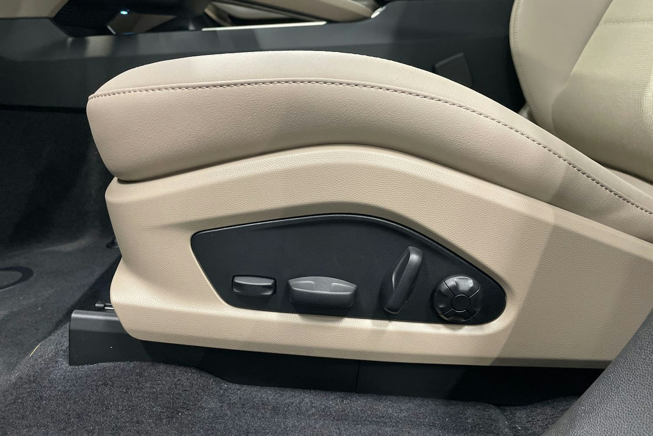 met. harmaa Porsche Macan 2026 kuva 18.