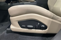 met. harmaa Porsche Macan 2026 kuva 18.