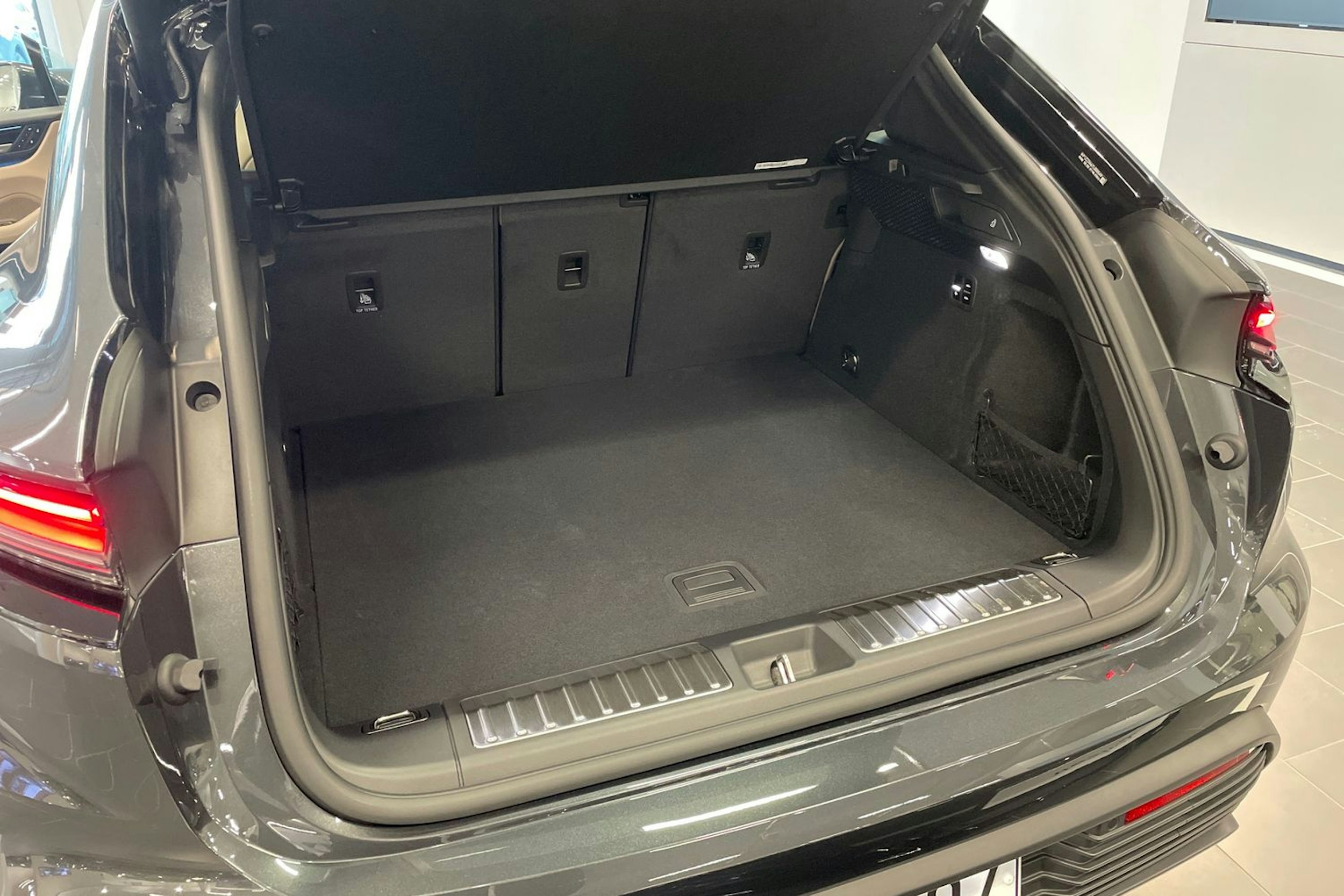 met. harmaa Porsche Macan 2026 kuva 19.