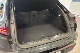 met. harmaa Porsche Macan 2026 kuva 19.