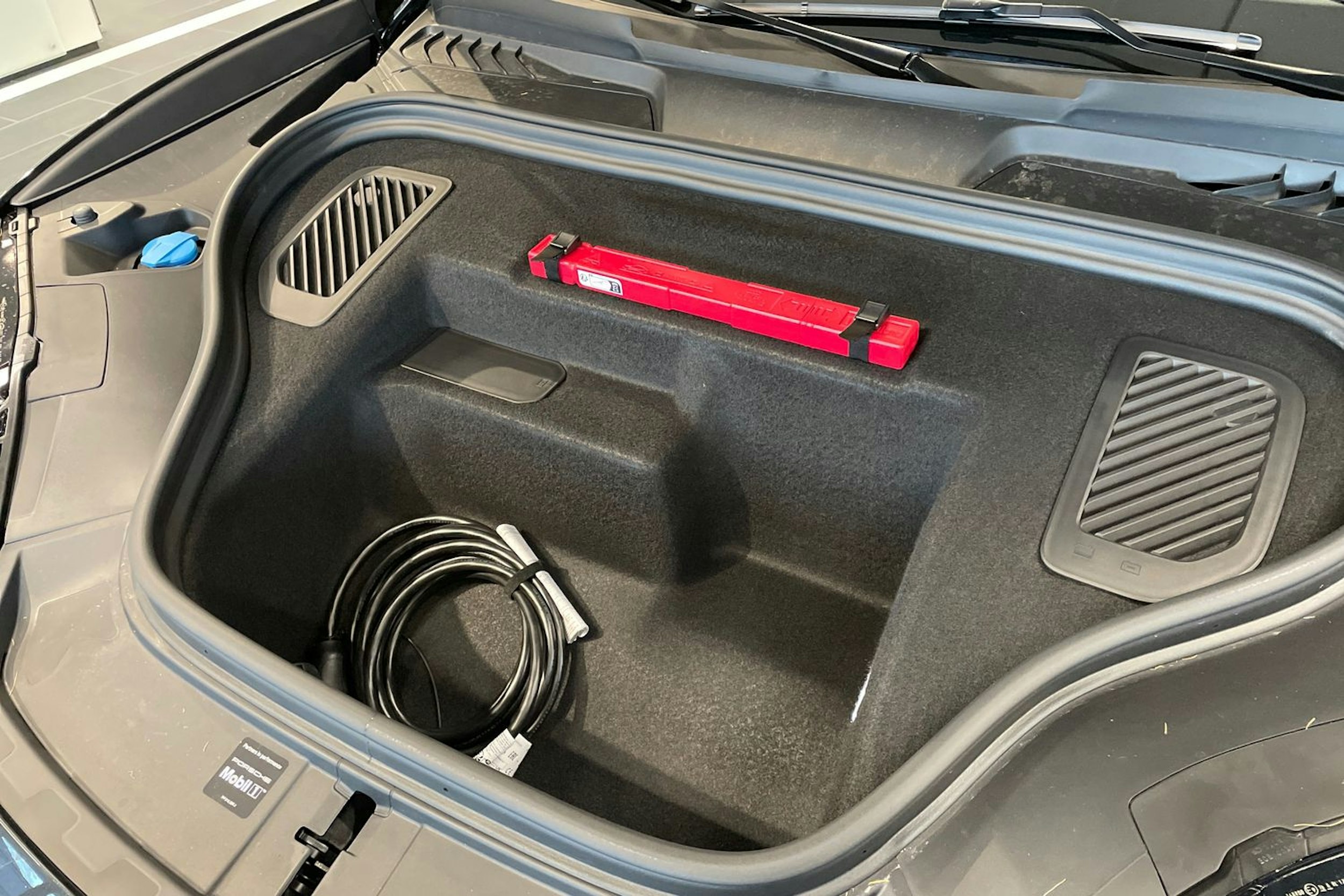 met. harmaa Porsche Macan 2026 kuva 21.