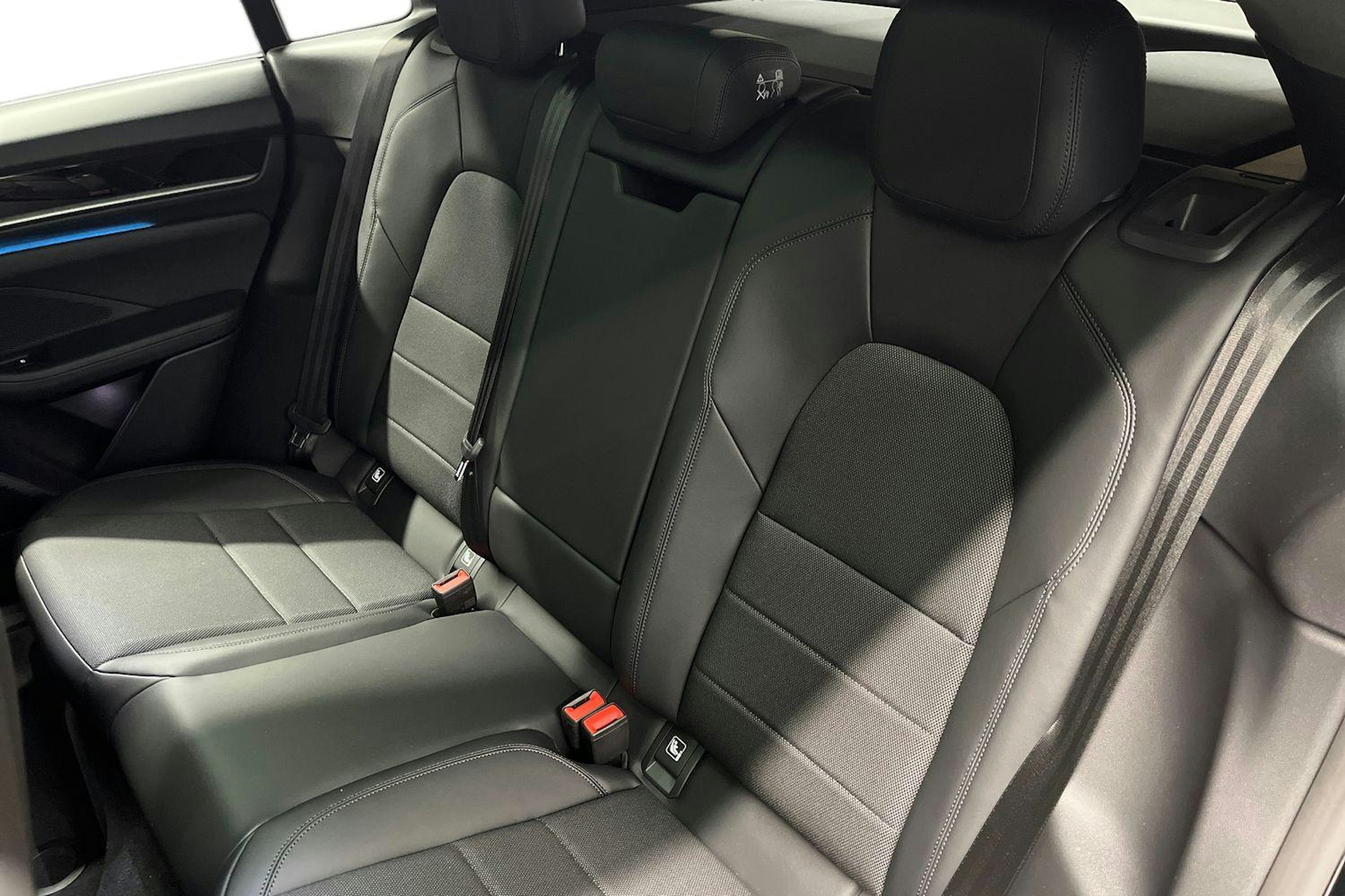 musta Porsche Macan 2026 kuva 8.