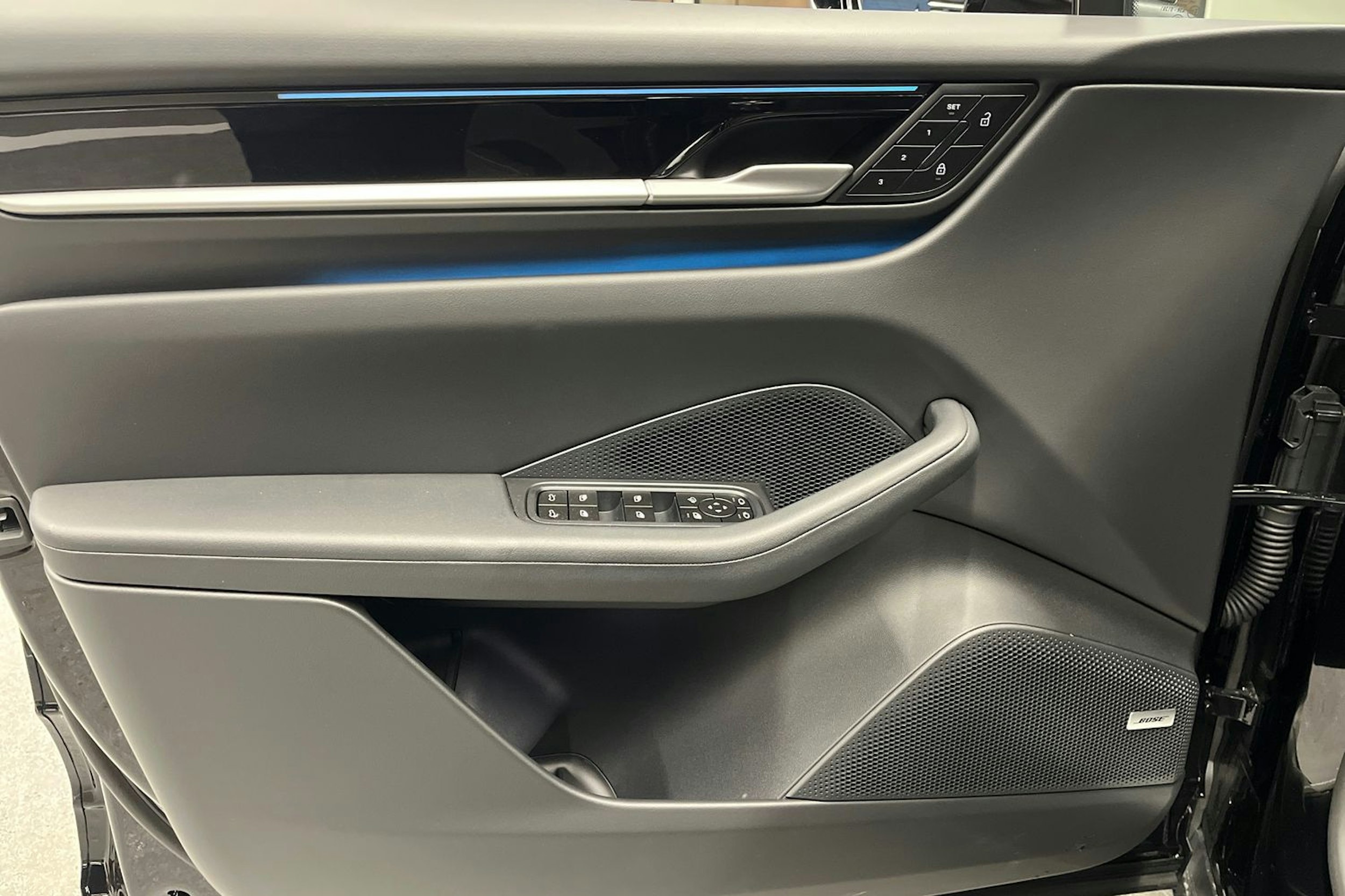 musta Porsche Macan 2026 kuva 11.