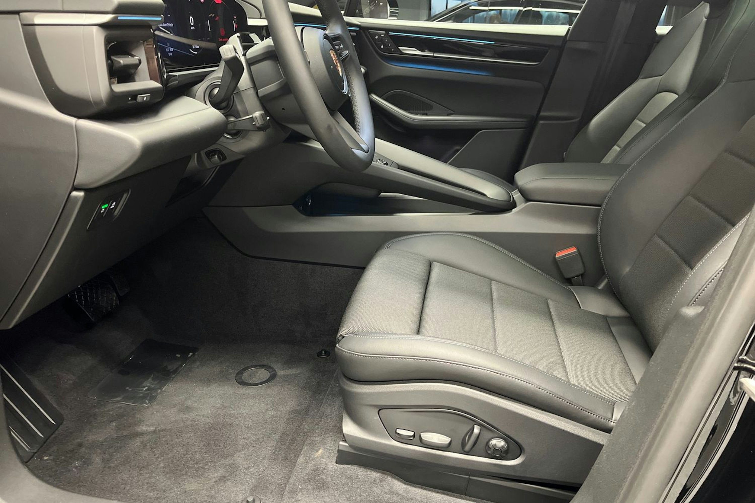 musta Porsche Macan 2026 kuva 12.