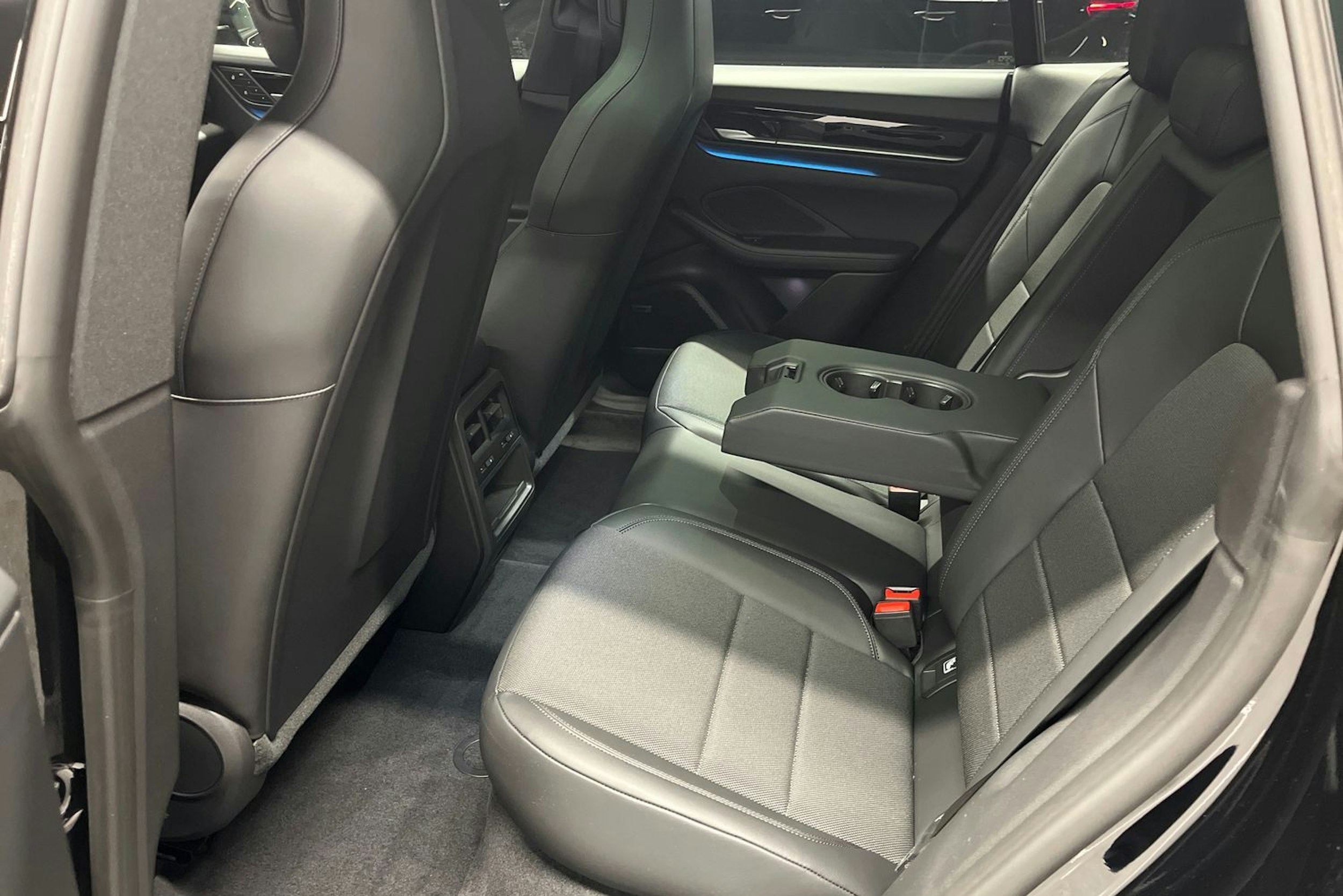 musta Porsche Macan 2026 kuva 19.