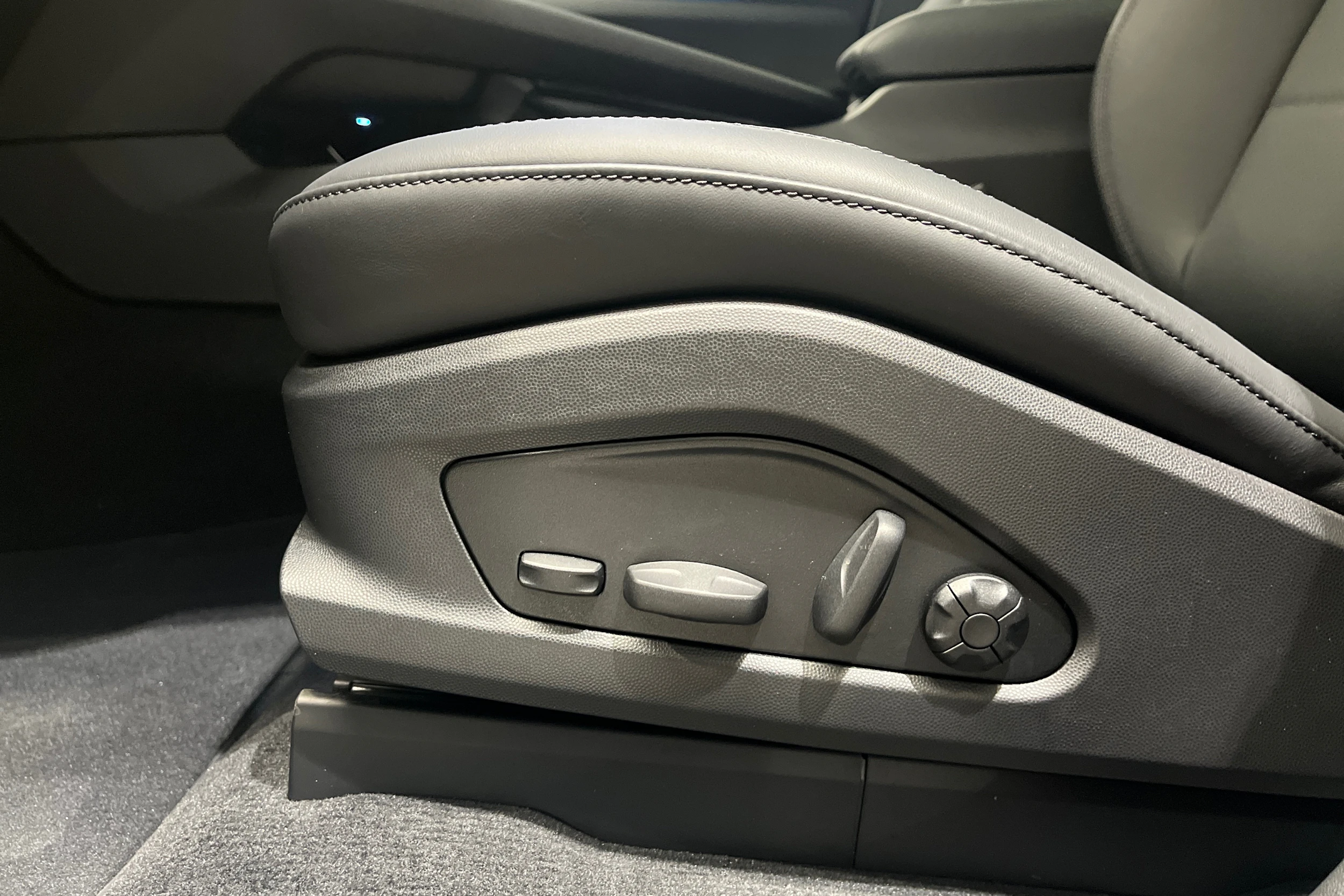 musta Porsche Macan 2026 kuva 18.