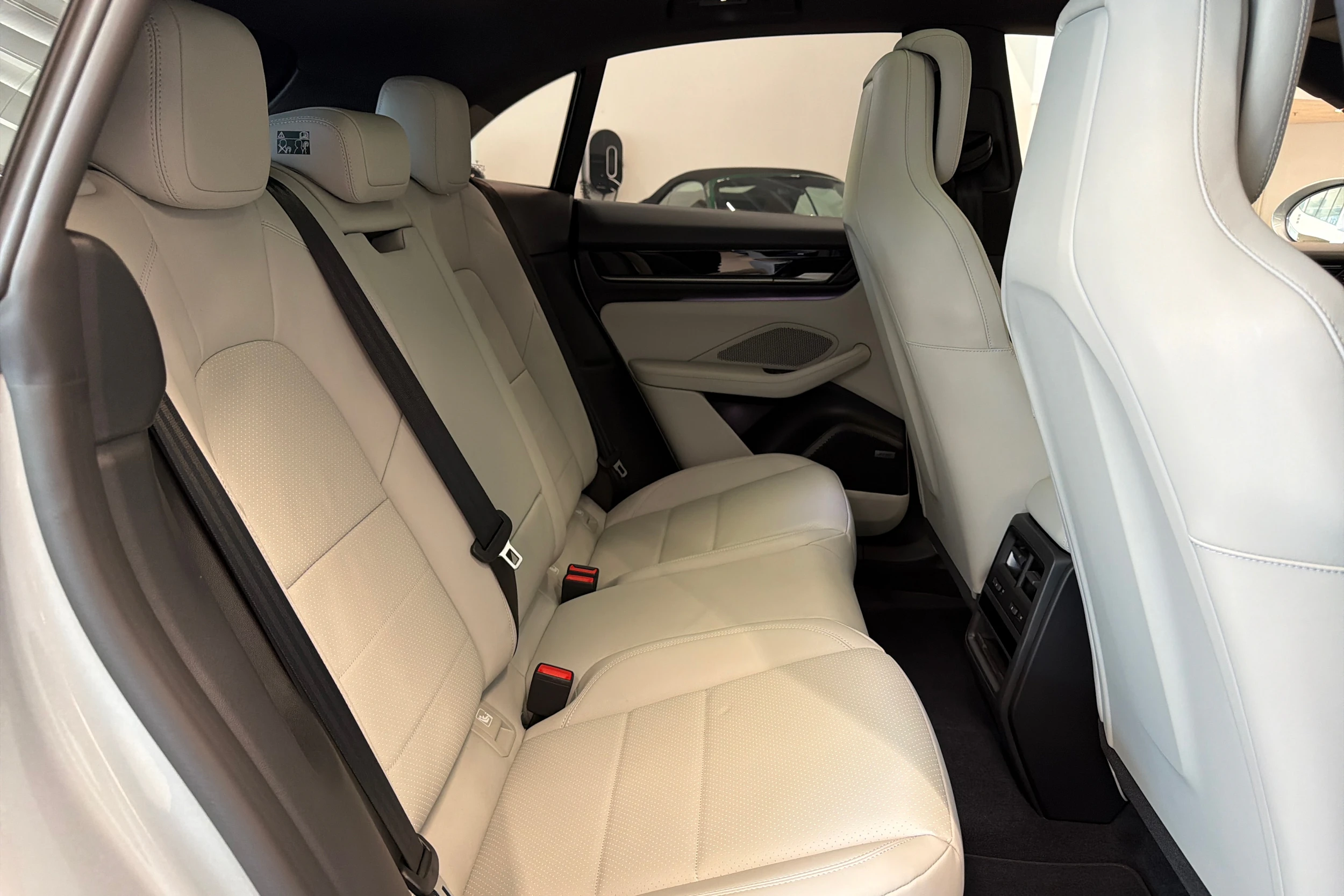harmaa Porsche Macan 2026 kuva 14.