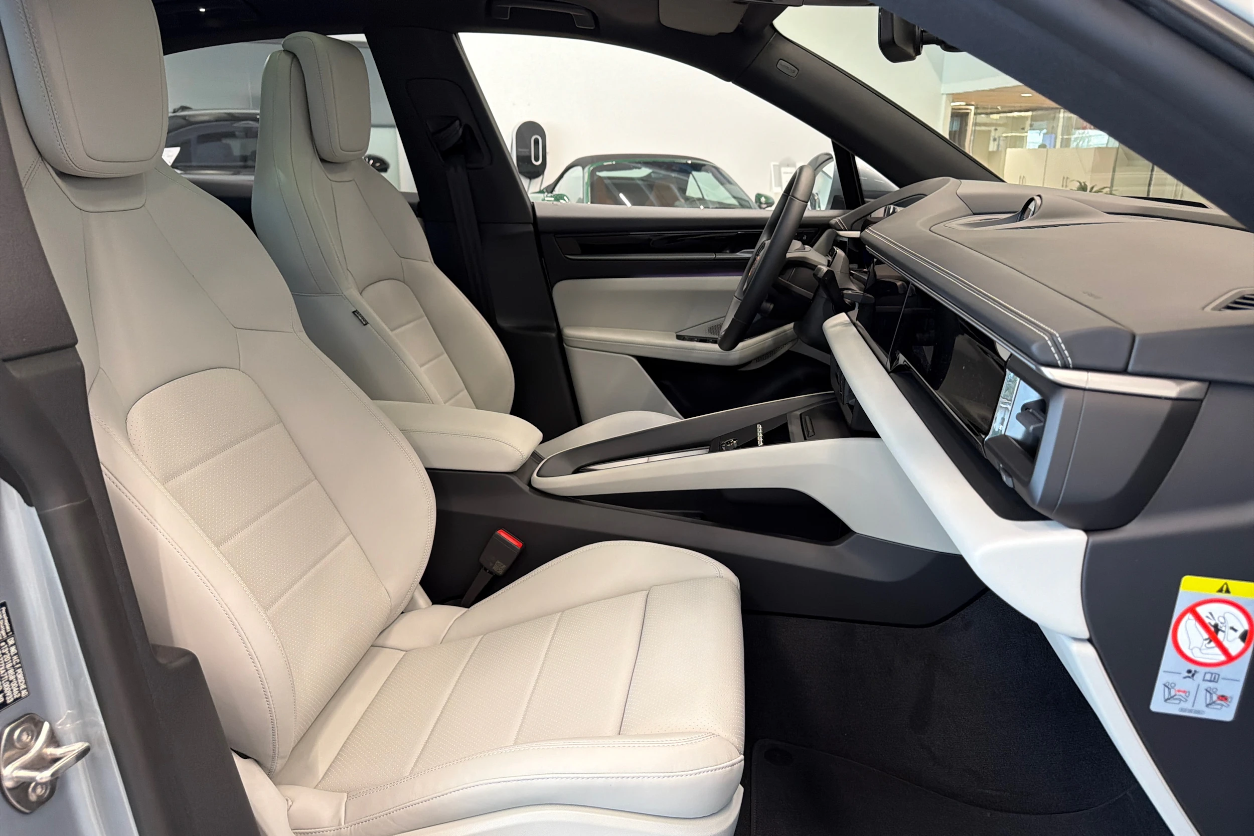 harmaa Porsche Macan 2026 kuva 15.