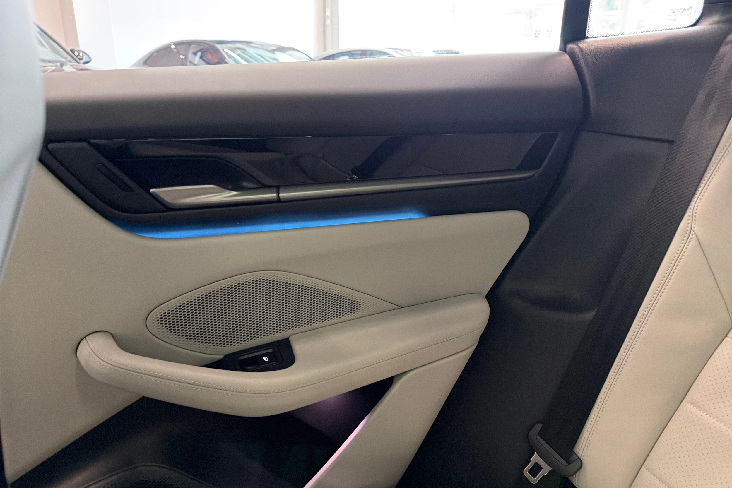 harmaa Porsche Macan 2026 kuva 23.
