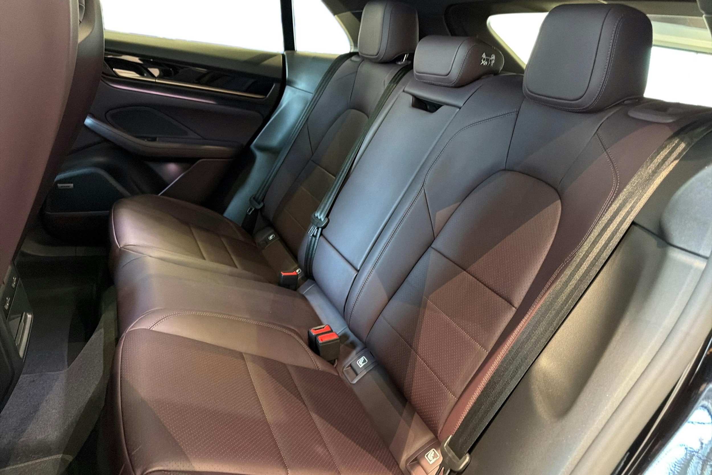 met. musta Porsche Macan 2026 kuva 8.