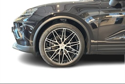 met. musta Porsche Macan 2026 kuva 9.