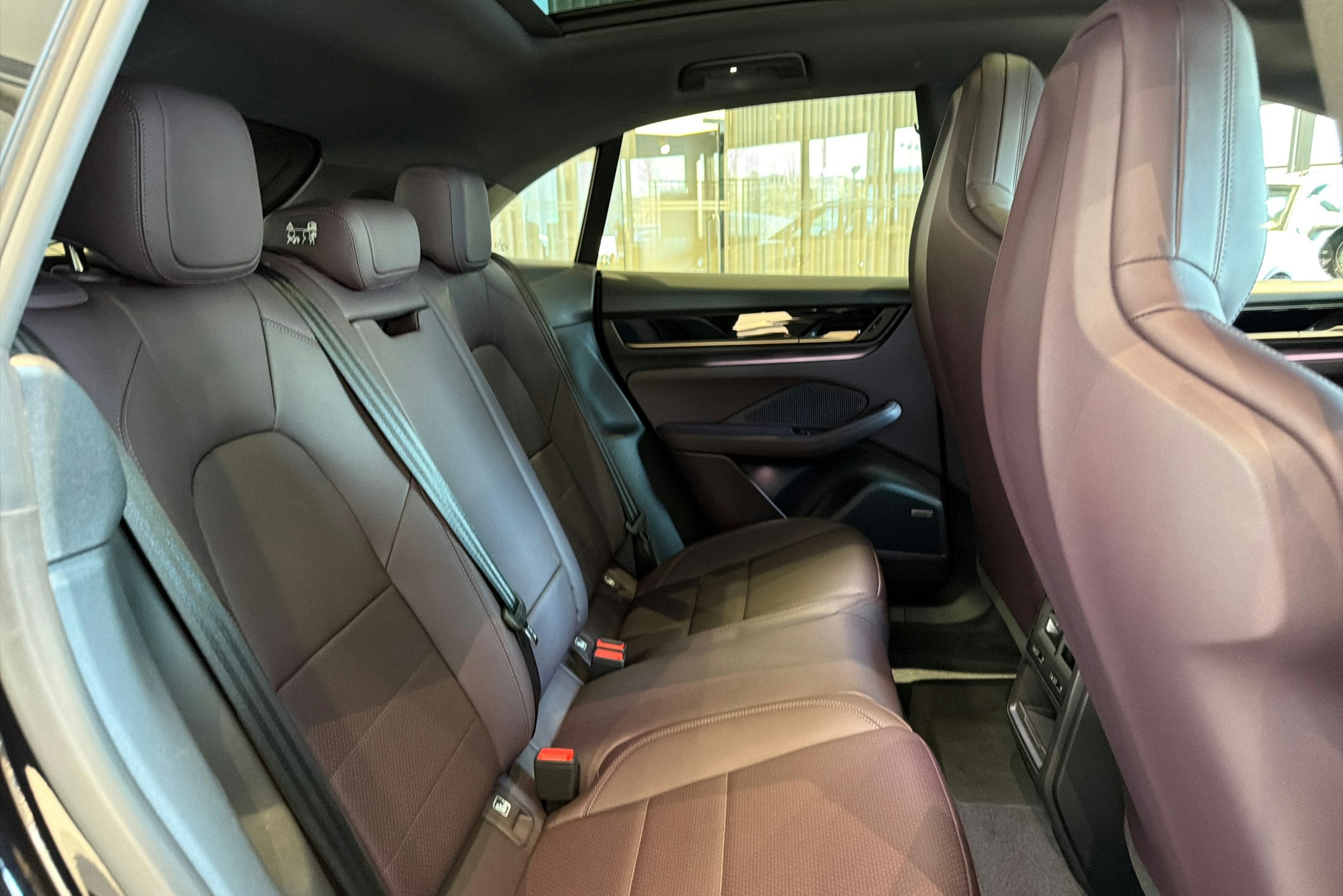 met. musta Porsche Macan 2026 kuva 11.