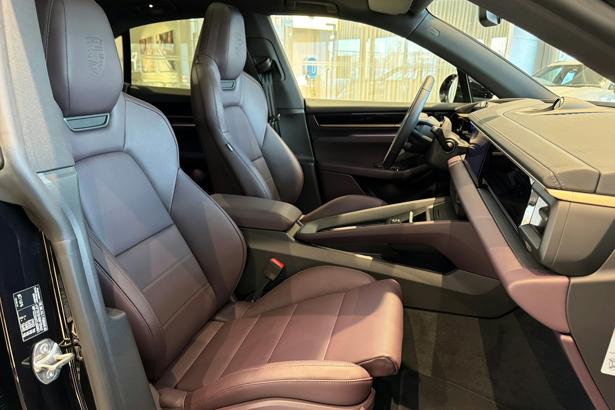 met. musta Porsche Macan 2026 kuva 12.