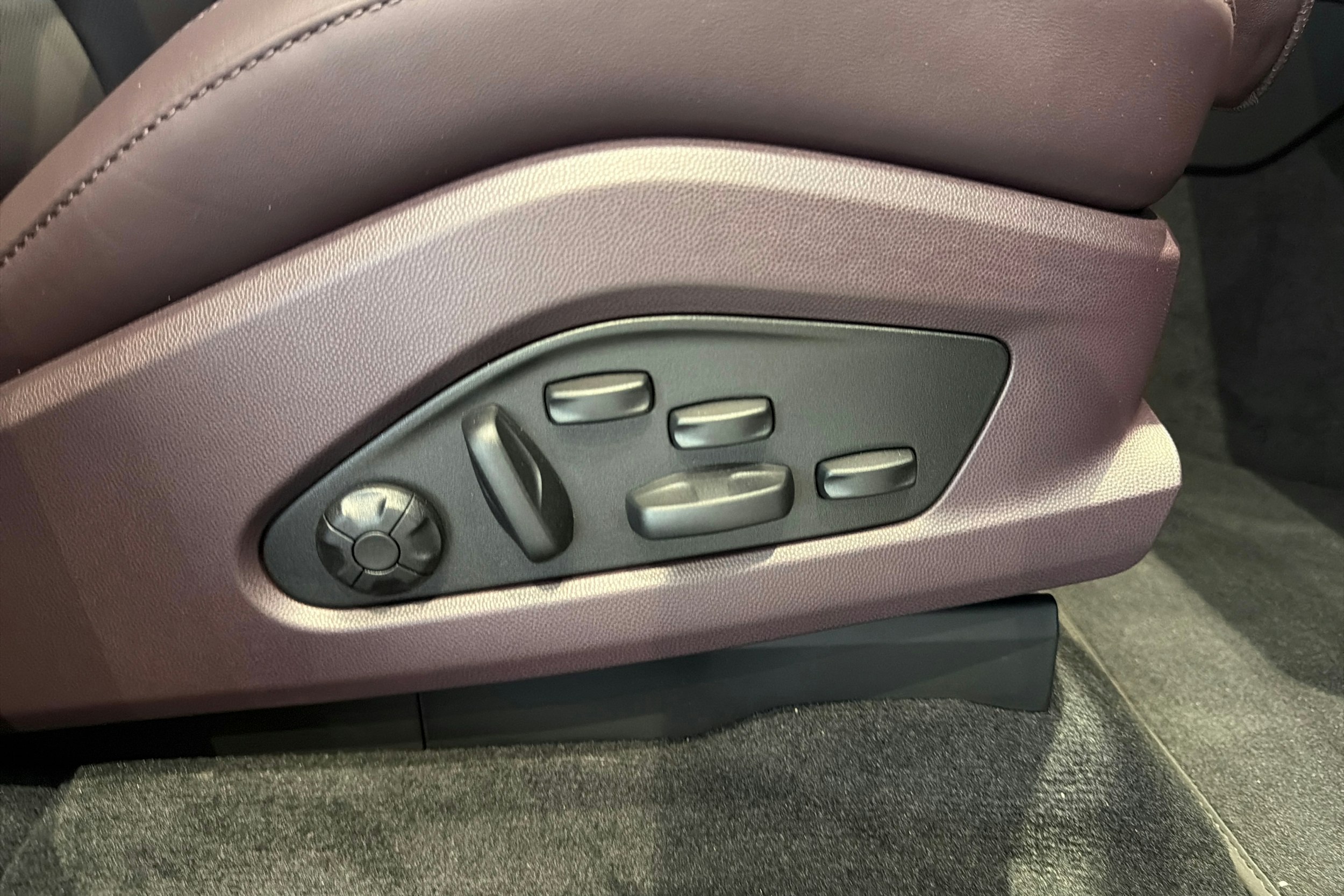 met. musta Porsche Macan 2026 kuva 13.