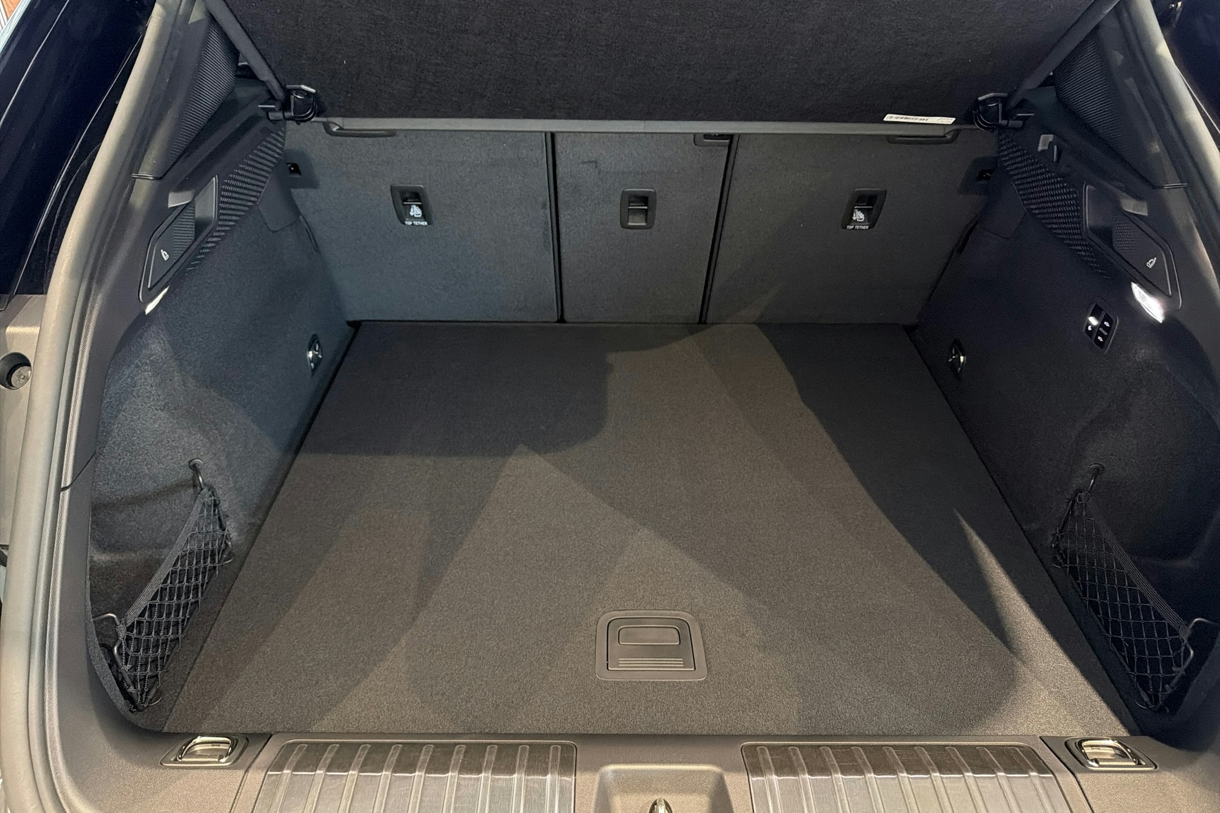 met. musta Porsche Macan 2026 kuva 17.