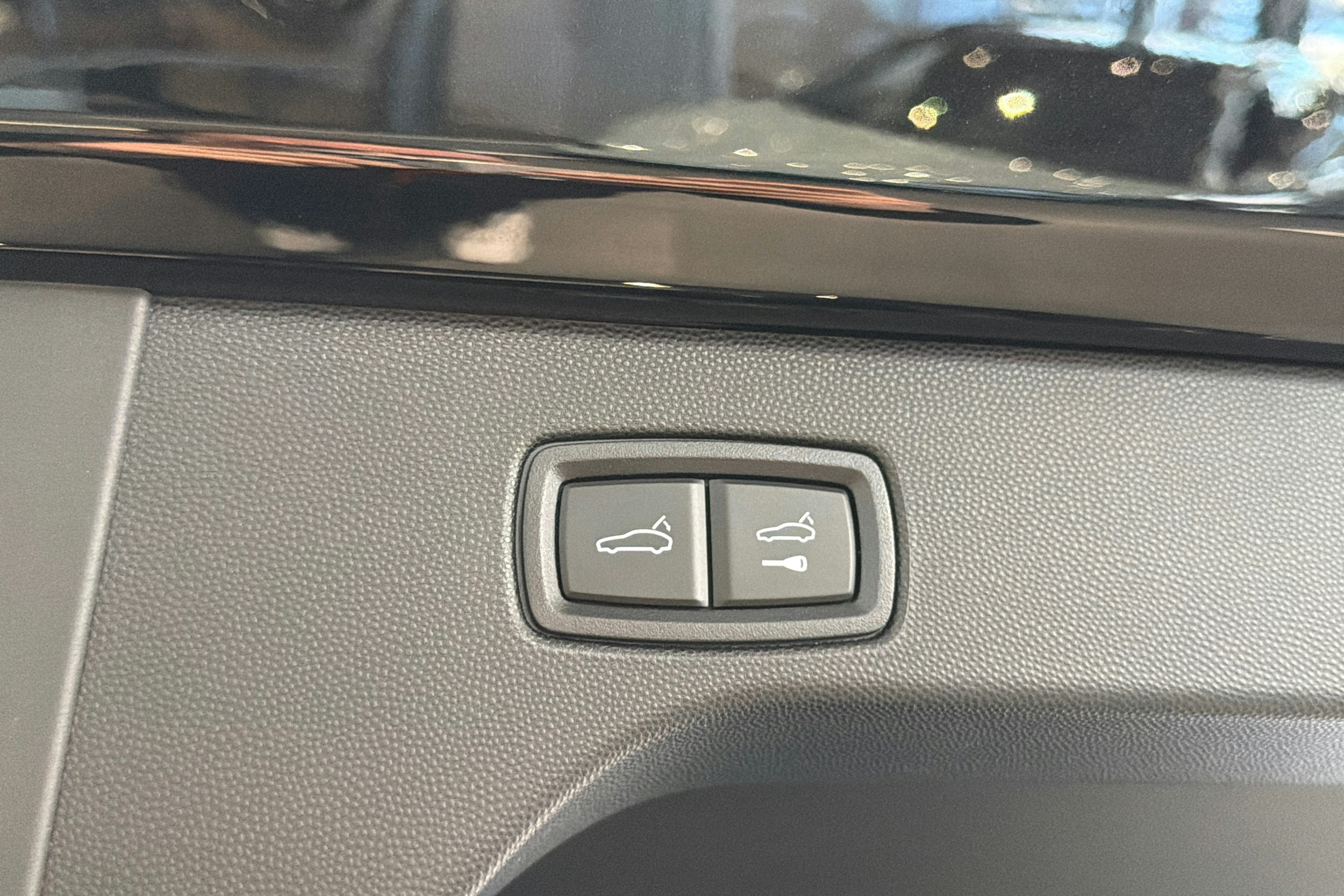 met. musta Porsche Macan 2026 kuva 18.