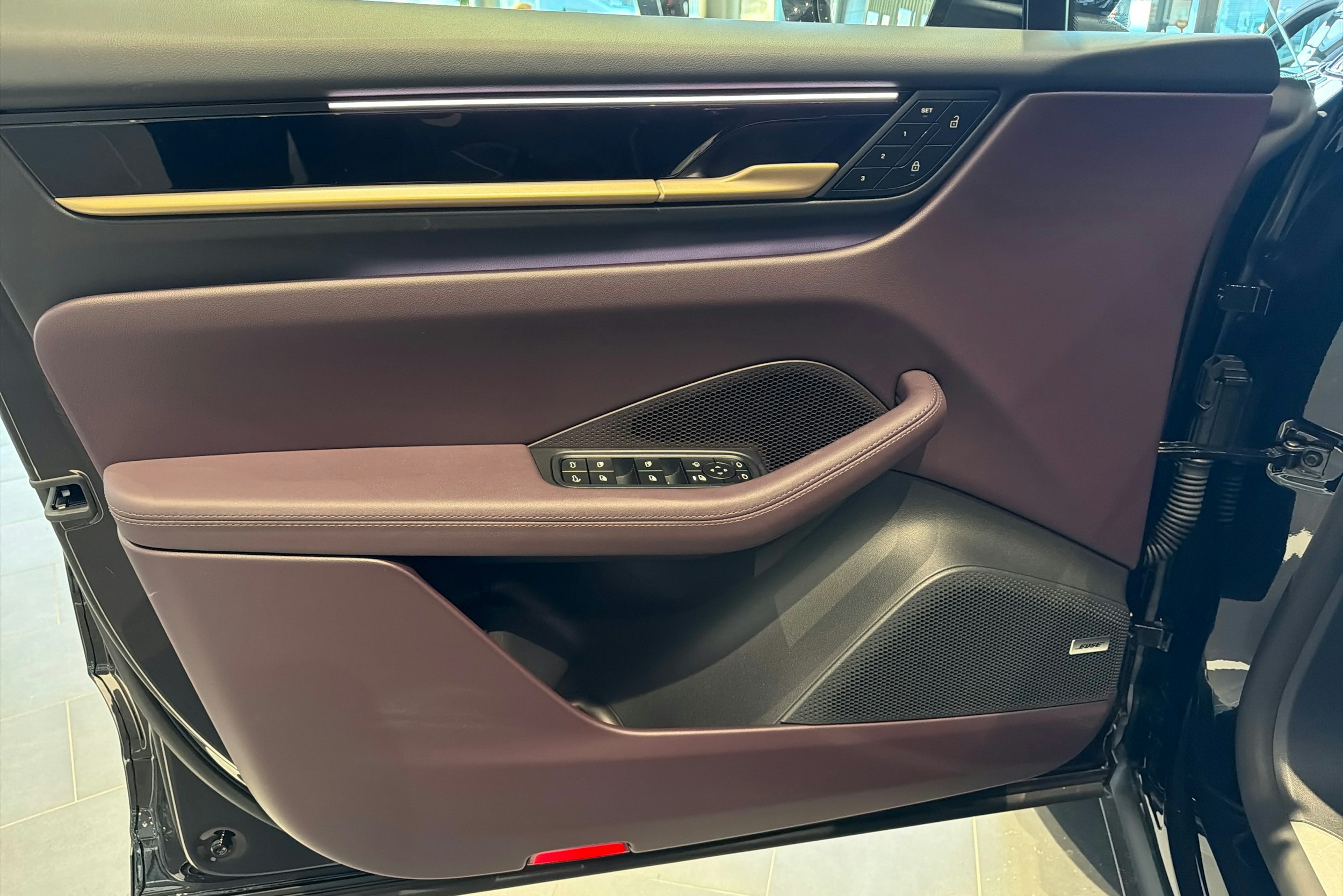 met. musta Porsche Macan 2026 kuva 20.