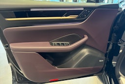 met. musta Porsche Macan 2026 kuva 20.