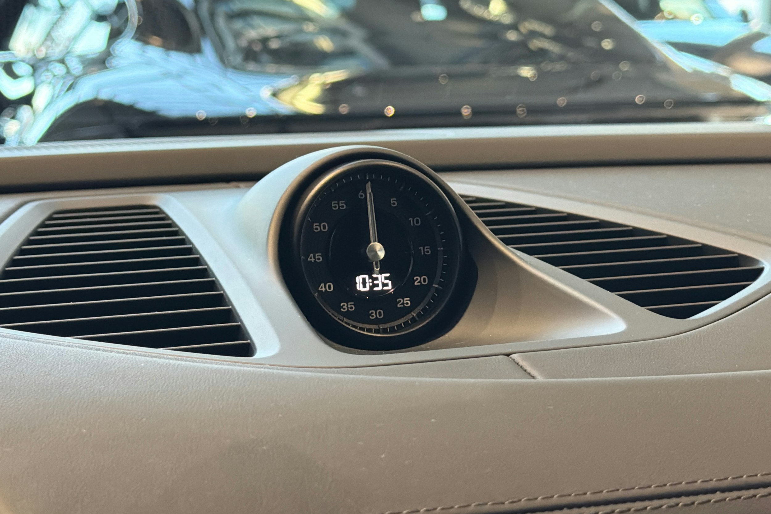 met. musta Porsche Macan 2026 kuva 24.