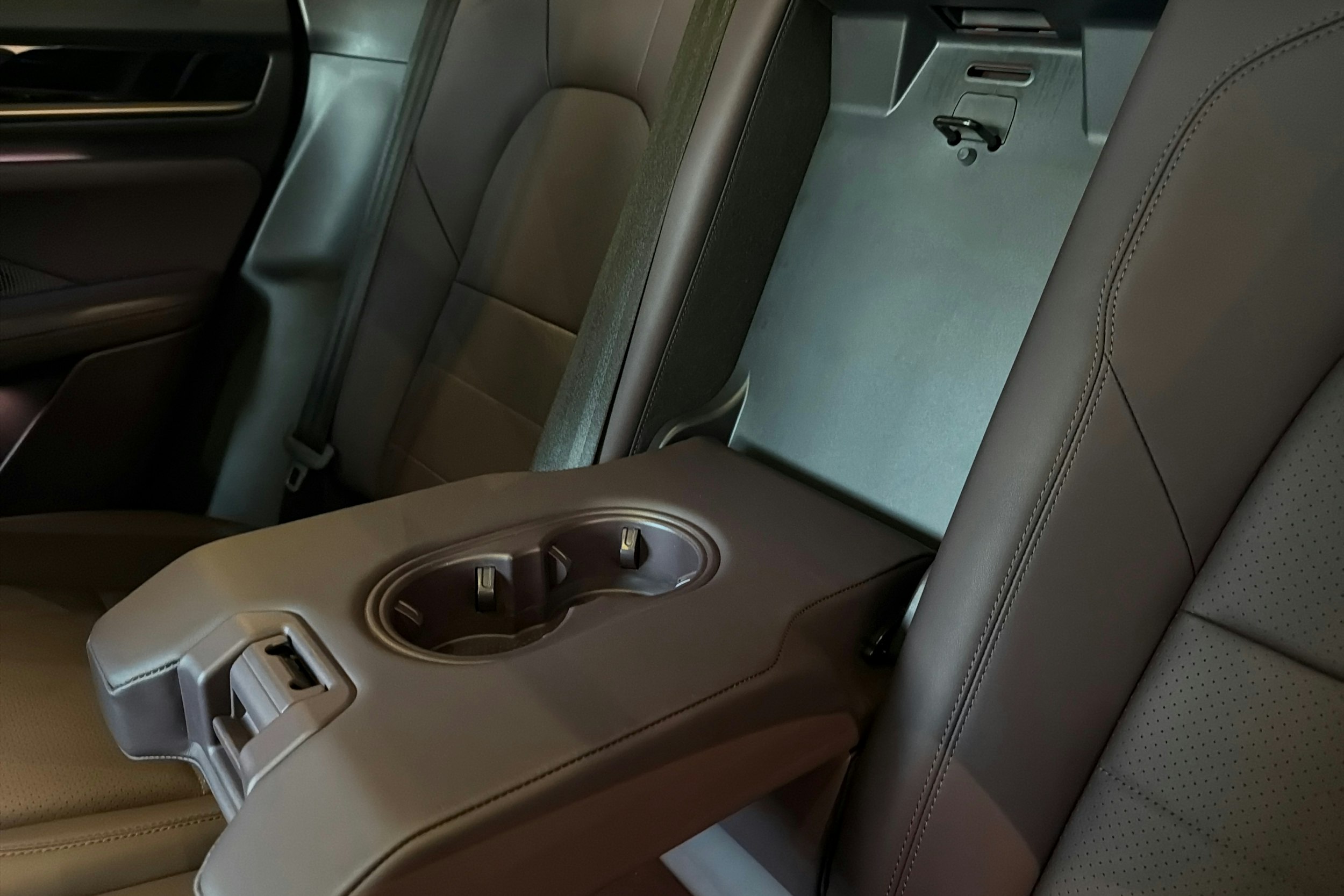 met. musta Porsche Macan 2026 kuva 28.