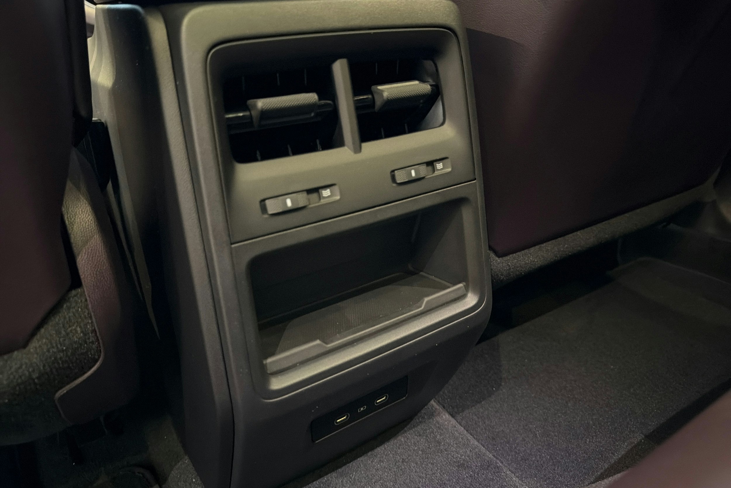 met. musta Porsche Macan 2026 kuva 29.