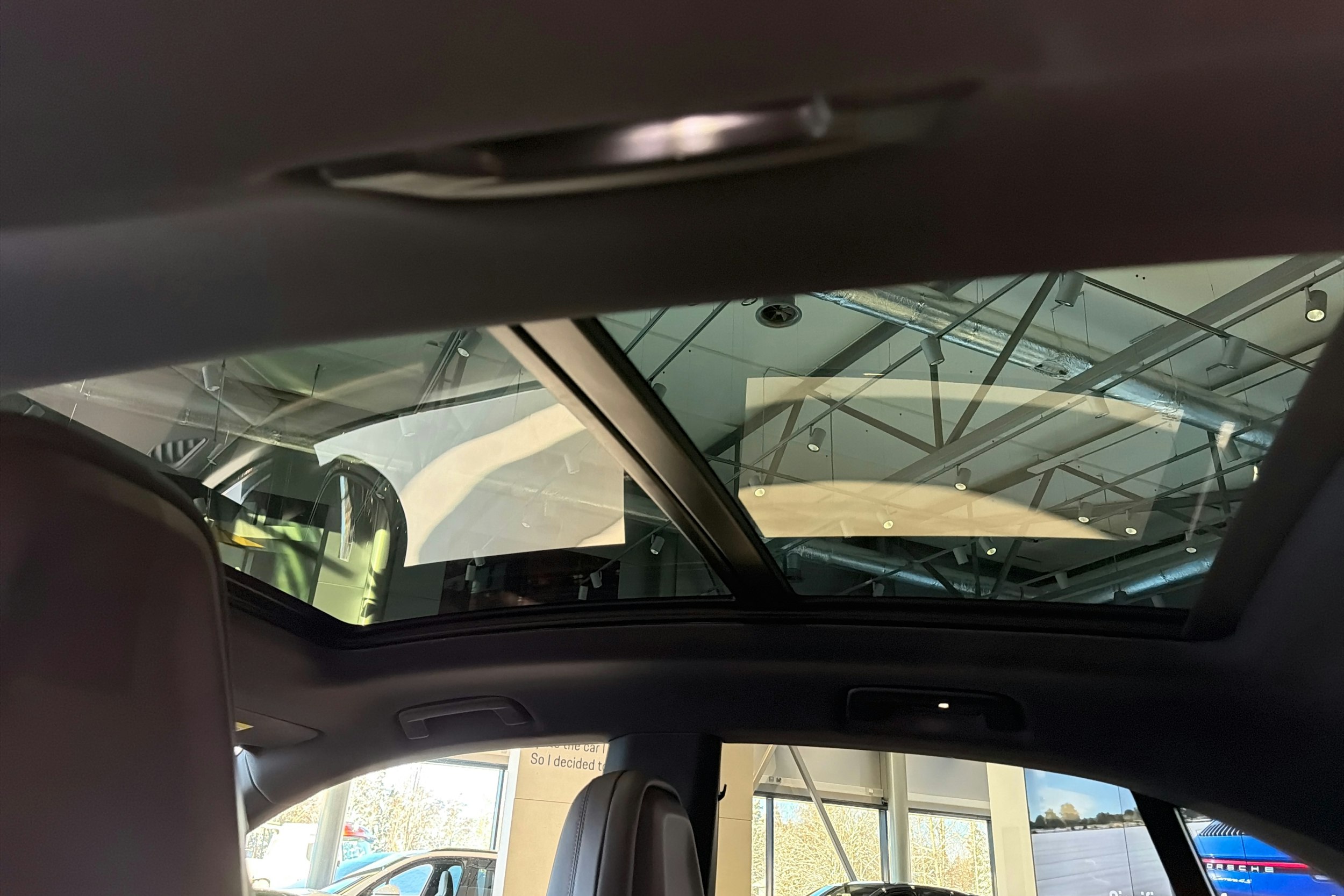 met. musta Porsche Macan 2026 kuva 30.