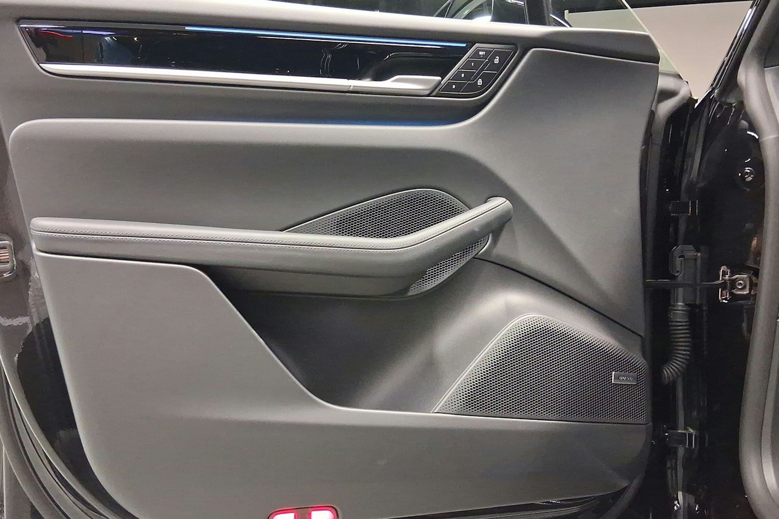 musta Porsche Macan 2026 kuva 11.