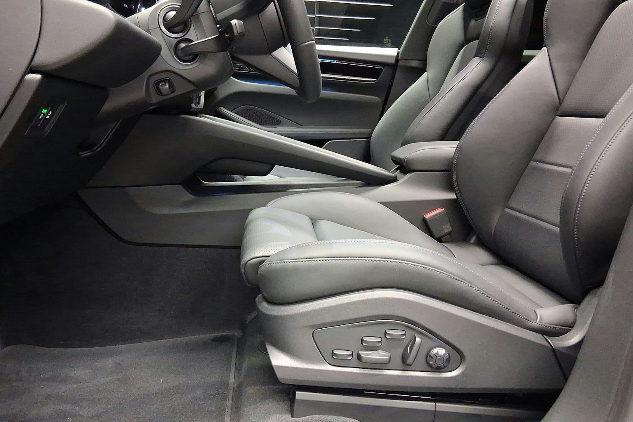 musta Porsche Macan 2026 kuva 12.