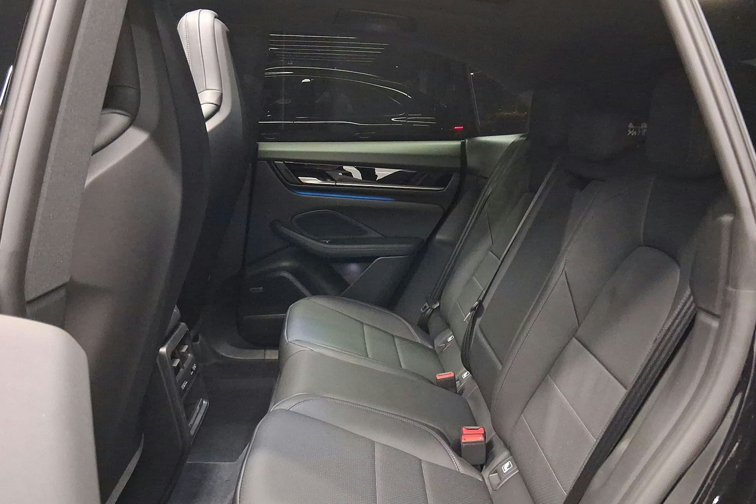 musta Porsche Macan 2026 kuva 18.